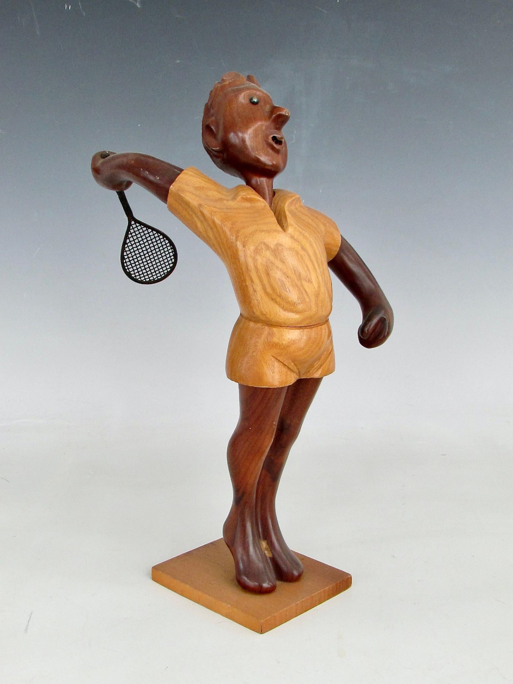 Figurine amusante et joliment sculptée d'un joueur de tennis. Up&Up sur la pointe des pieds, la raquette au dessus de la tête. Sculptée à la main en Italie à la fin des années 1960 et dans les années 1970. Il s'agit de l'une des nombreuses figures
