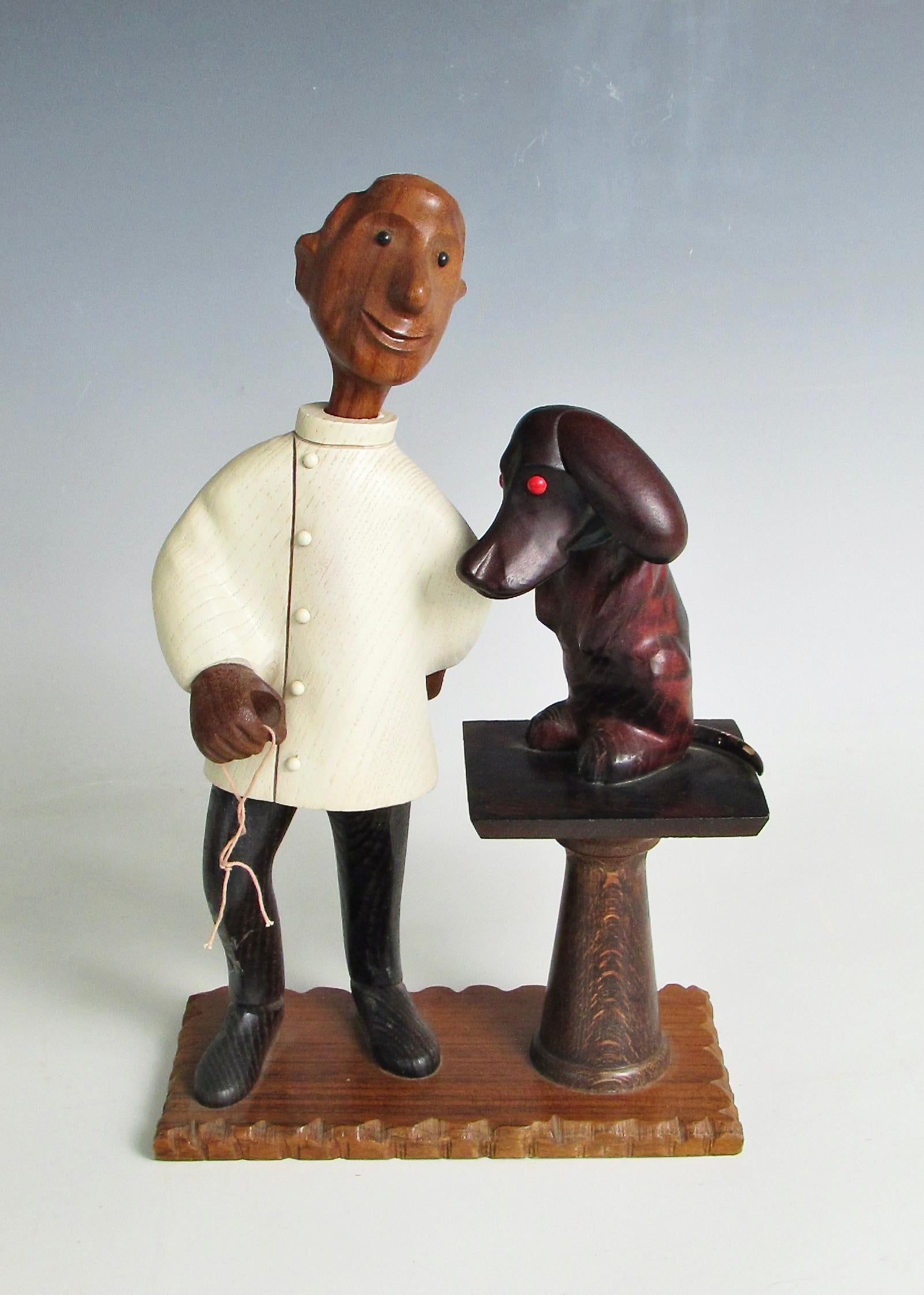 Figurine amusante et joliment sculptée d'un vétérinaire avec un patient chiot sur un piédestal . Sculptée à la main en Italie à la fin des années 1960 et dans les années 1970.  Très beau détail . Il s'agit de l'une des nombreuses figures sculptées