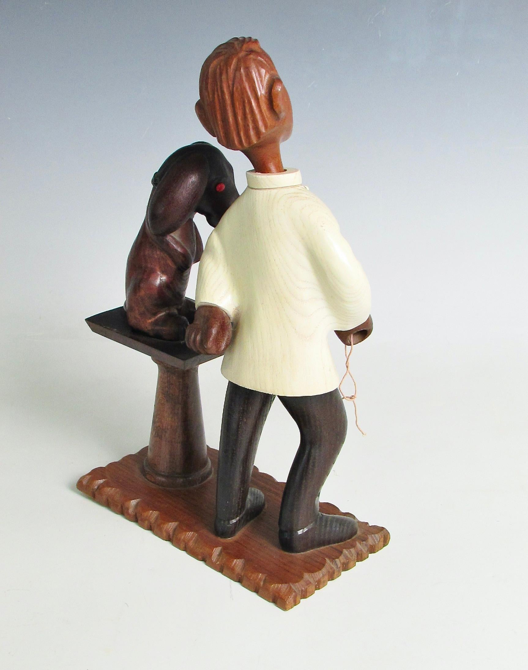 20ième siècle Romer Italie, sculptée à la main, sculpture d'un vétérinaire avec un patient chiot en vente