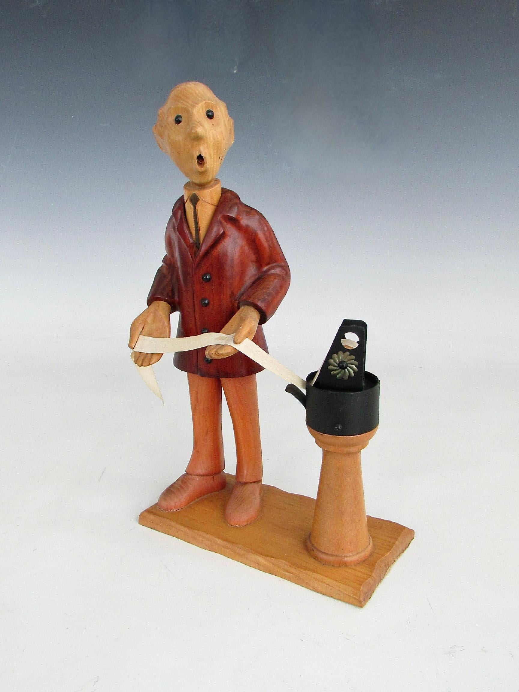 Figurine amusante et joliment sculptée d'un investisseur du marché boursier de Wall Street. Complet en costume-cravate avec machine à téléscripteur  . Sculptée à la main en Italie à la fin des années 1960 et dans les années 1970. Il s'agit de l'une