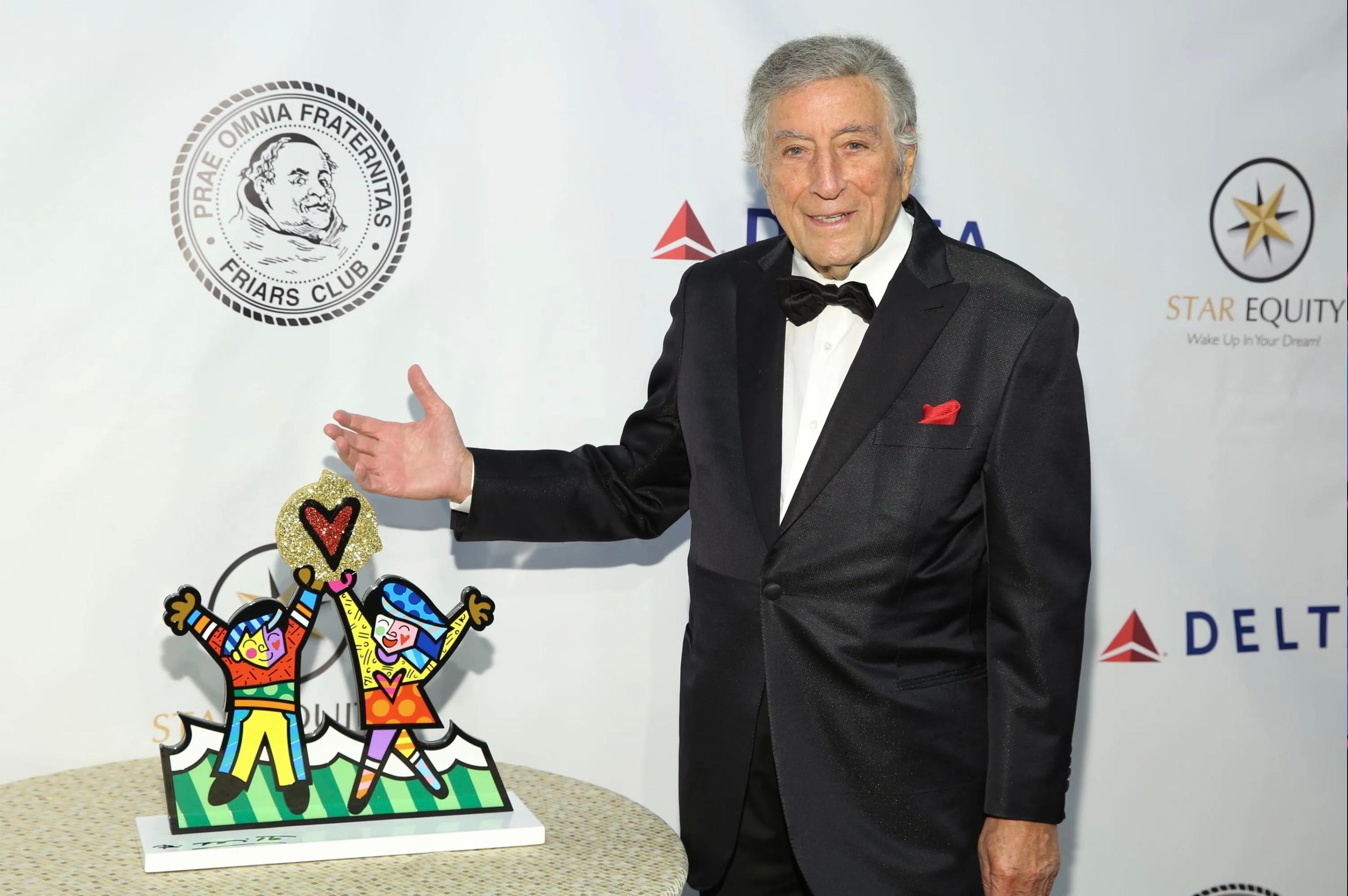 Escultura: Premio Friar's Club para Tony Bennett, Firmado a mano por Romero Britto en venta 5