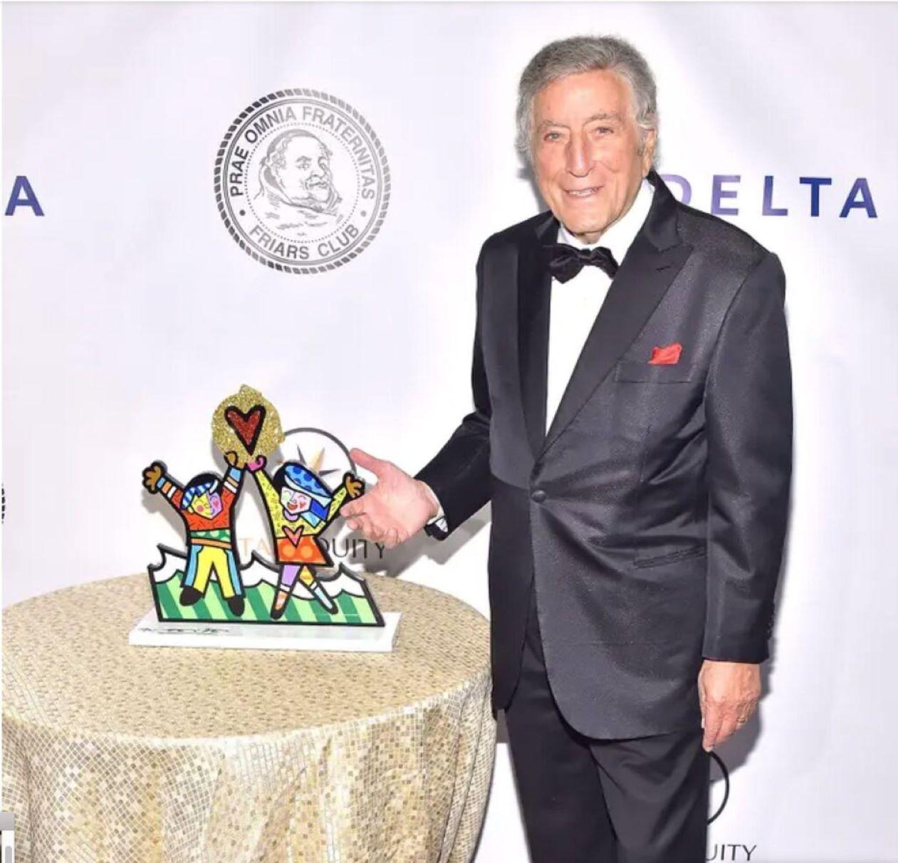 Escultura: Premio Friar's Club para Tony Bennett, Firmado a mano por Romero Britto en venta 3