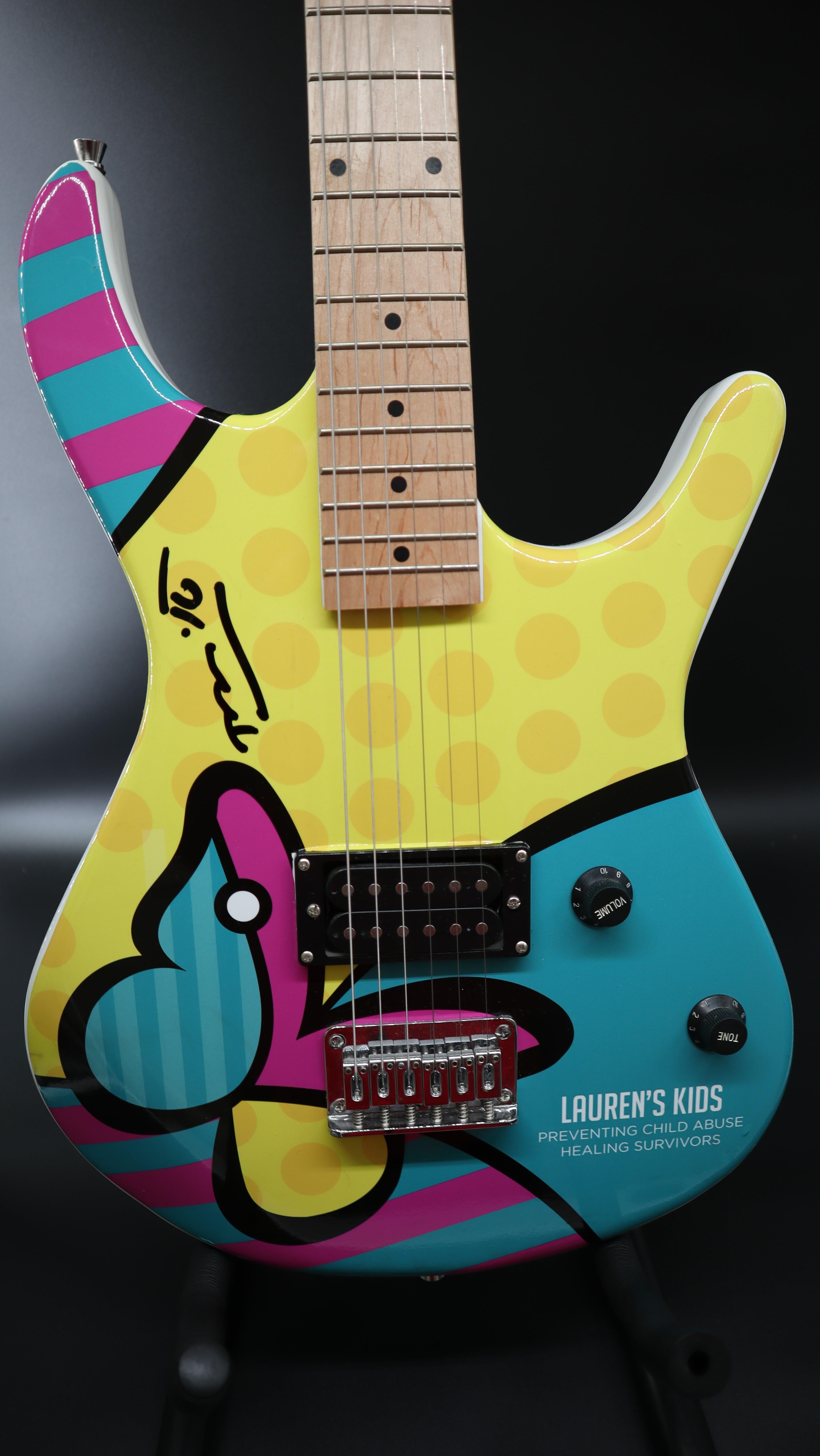Guitar électrique Viper de Romero Britto, conçue et signée à la main en vente 3