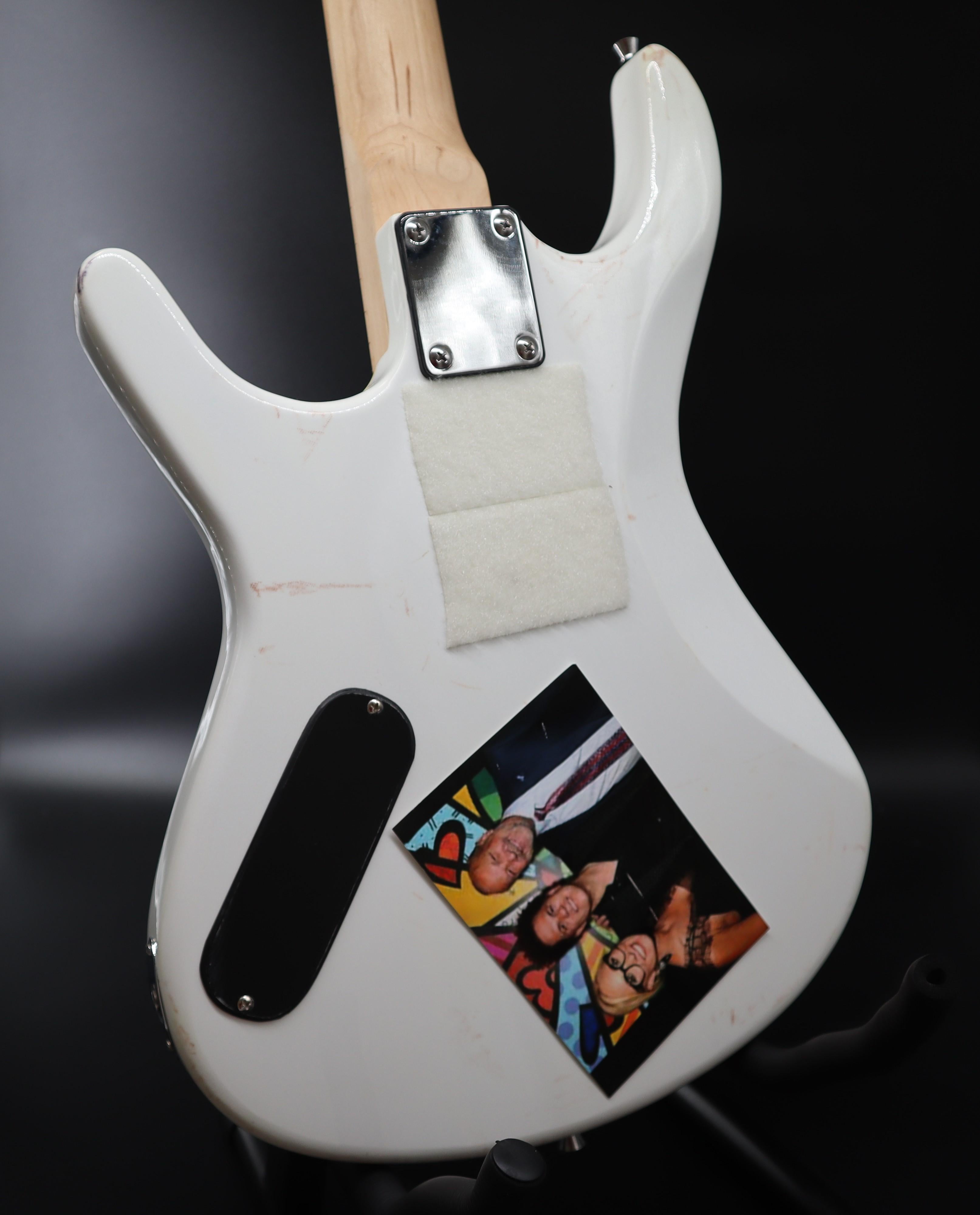 Guitar électrique Viper de Romero Britto, conçue et signée à la main en vente 5