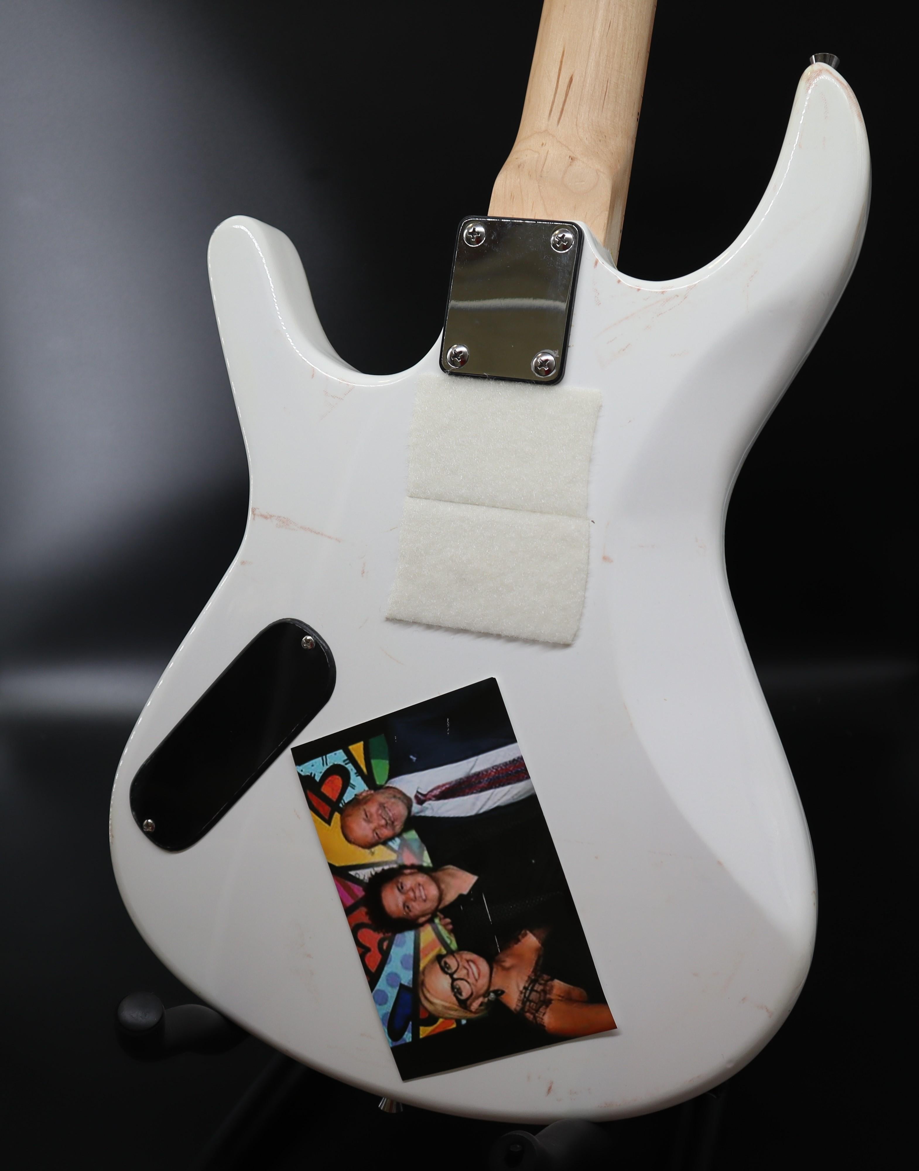 Romero Britto, limitierte Auflage, entworfen und handsigniert, Viper Electric Guitar, Electric Guitar im Angebot 6