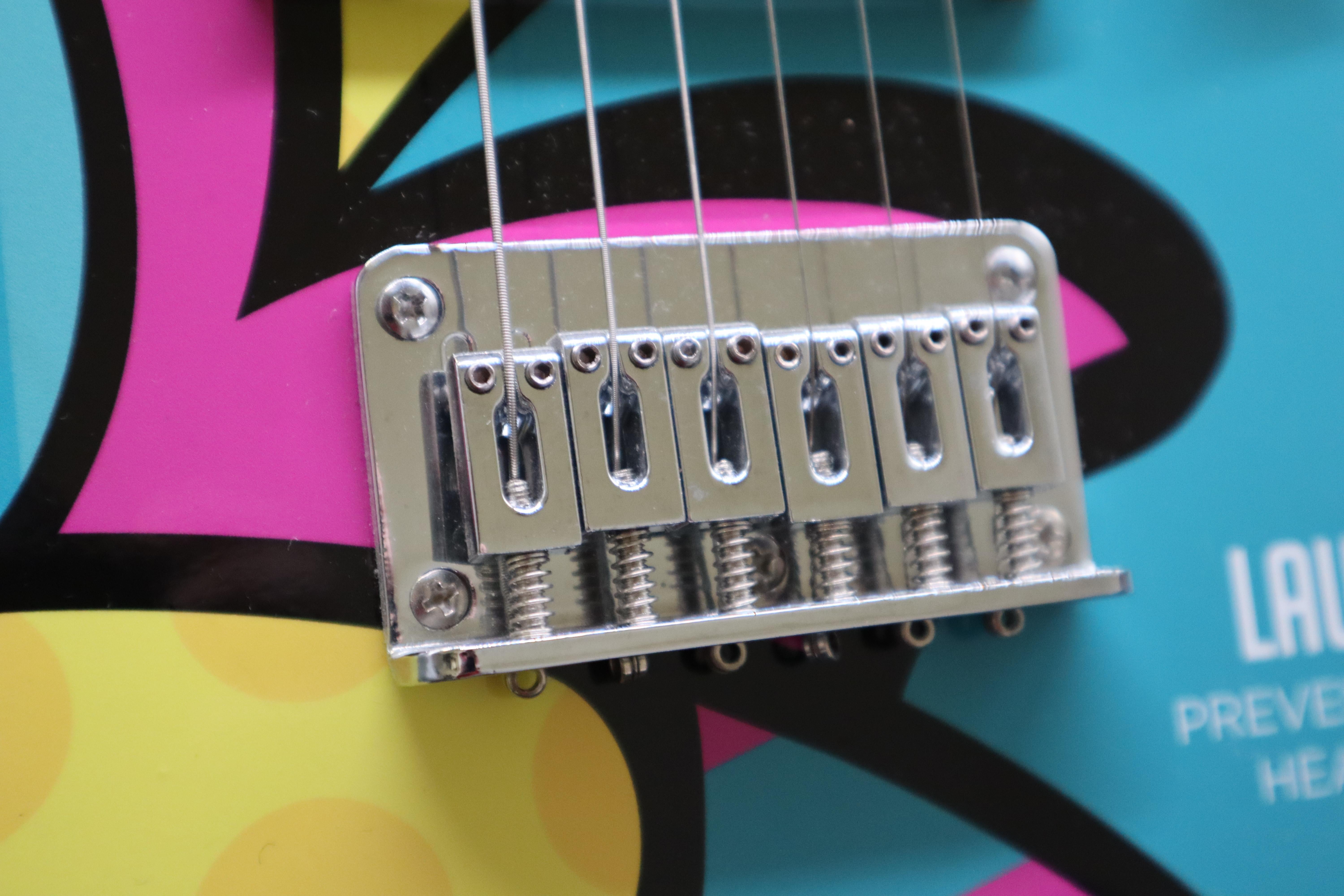 Guitar électrique Viper de Romero Britto, conçue et signée à la main en vente 8