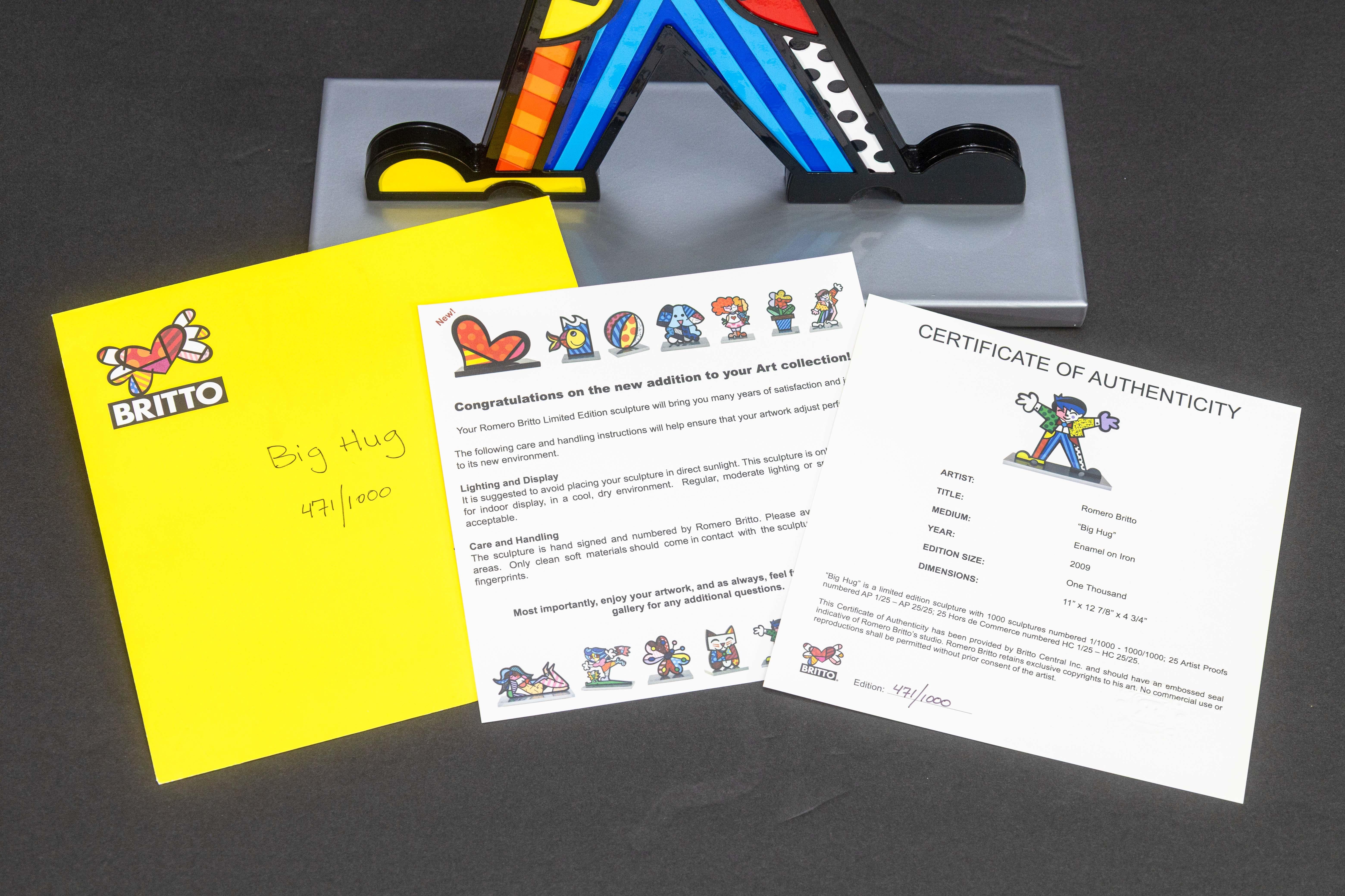 Romero Britto – Big Hug, 2009 Signed Enamel on Iron Sculpture Pop Art 471/1000 For Sale 4