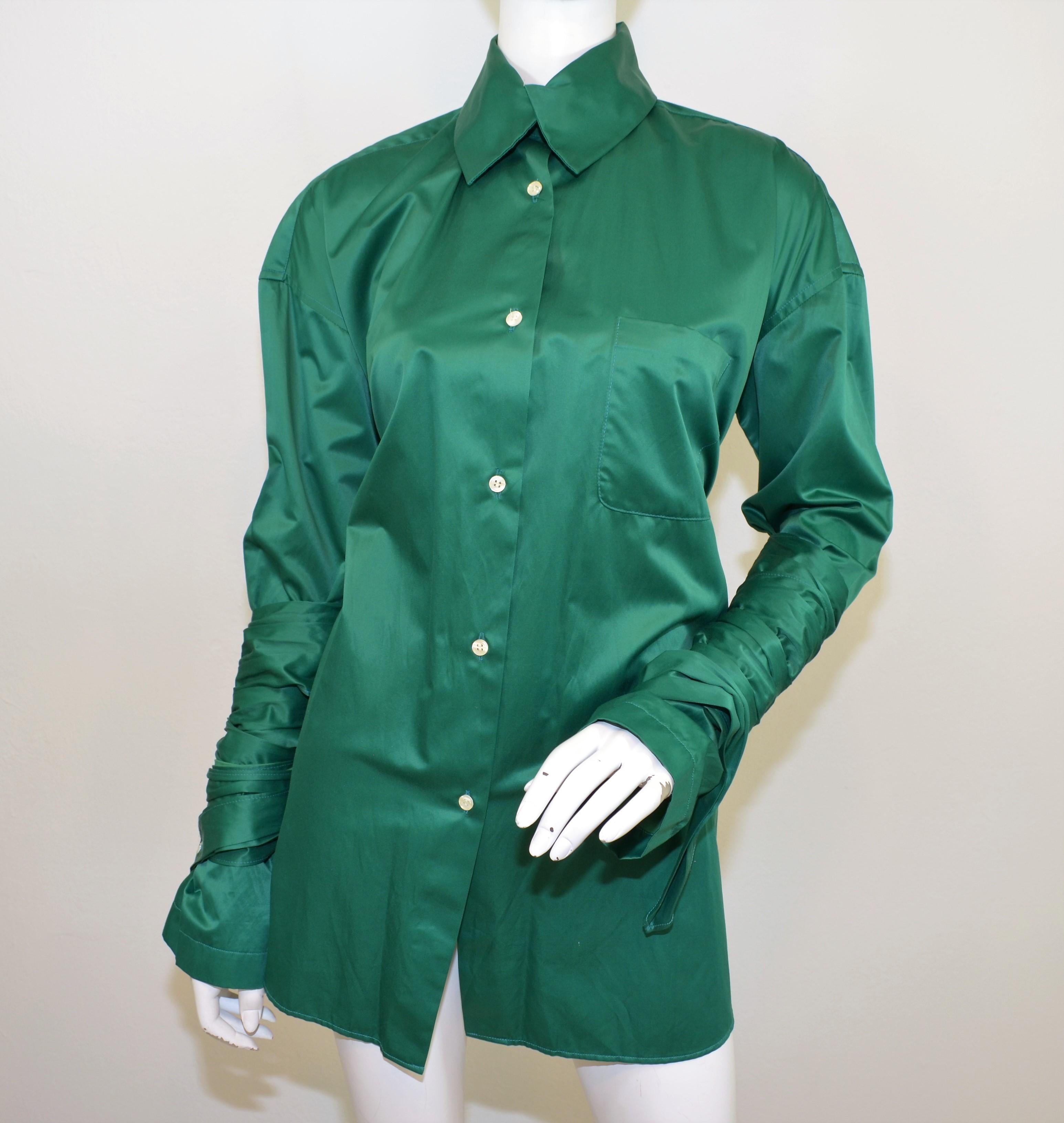 Le top Romeo Gigli est présenté dans un vert Kelly avec des fermetures à boutons et un détail enveloppant autour des manches. Le dessus est en excellent état.

Mesures :
Buste 52''
Manches 23''
Longueur 34''
Epaule à épaule 