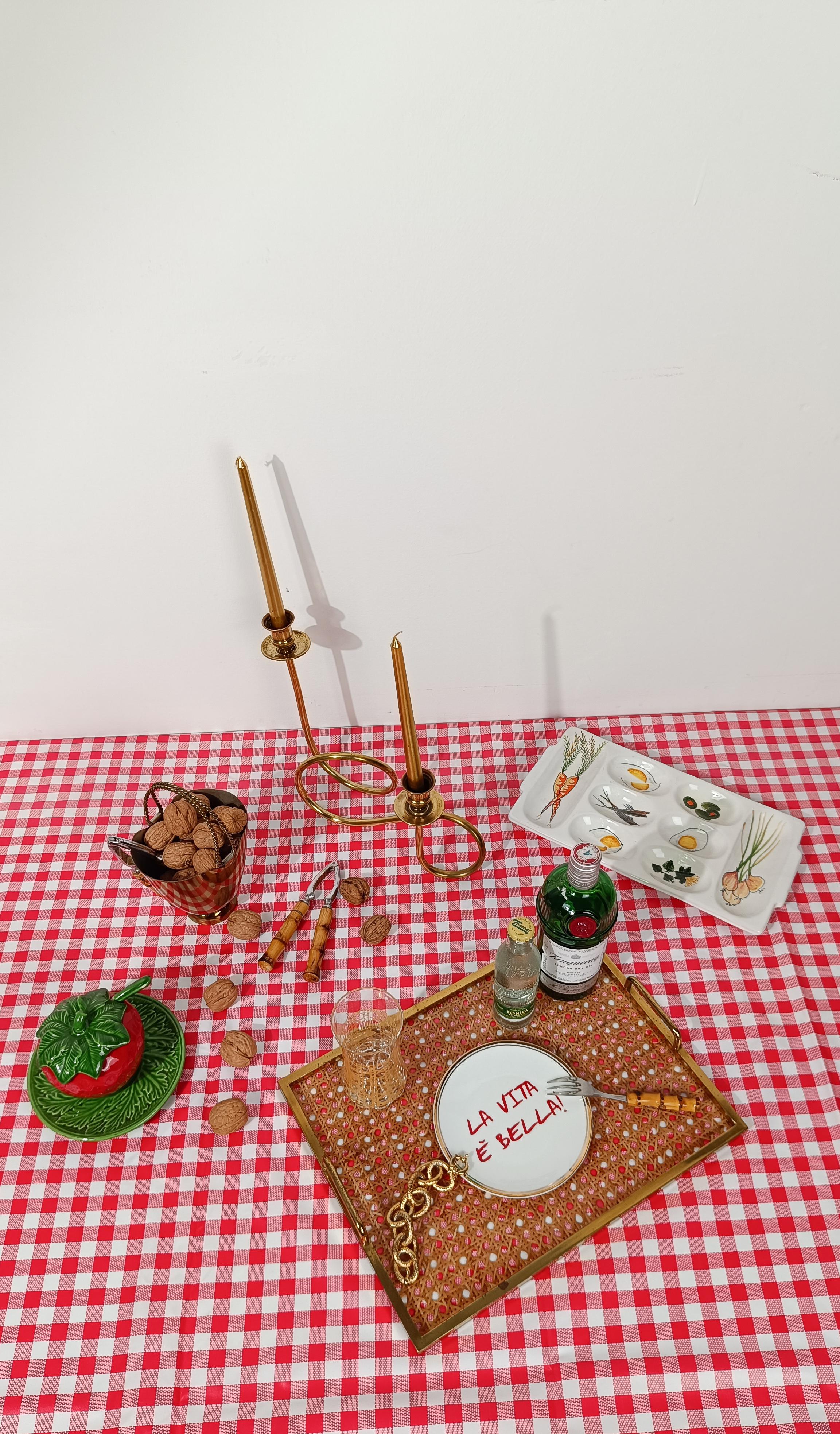 Nous avons le plaisir de proposer à la vente un plateau d'apéritif en céramique fabriqué à la main entre les années 1950 et 1960 par le célèbre fabricant de céramique Rometti.
L'atelier historique Rometti, fondé à la fin des années 1920, est une