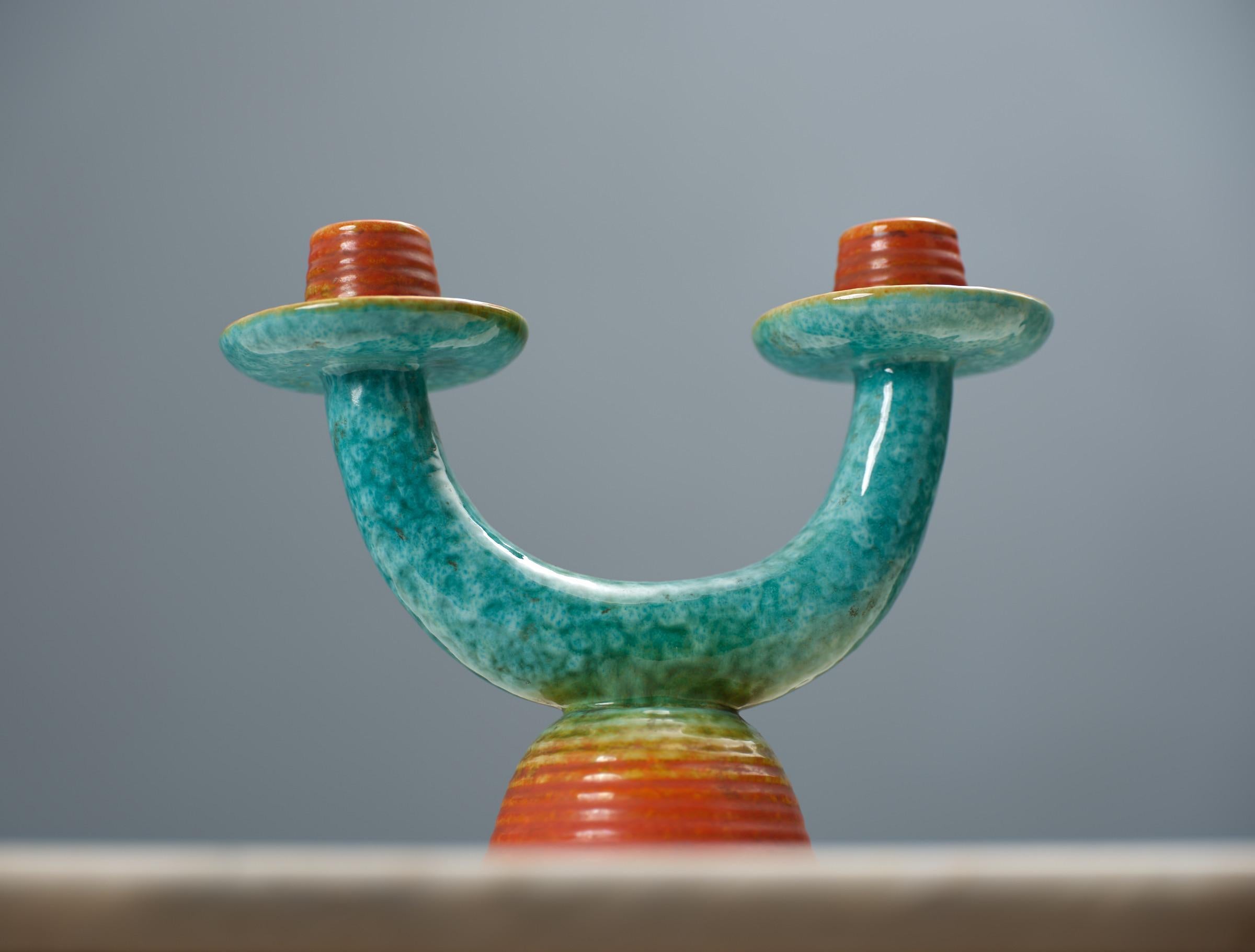 Questo accattivante portacandele in ceramica di Rometti Umbertide è un raffinato esempio di artigianato italiano del rinomato studio di ceramiche, risalente al 1927. Questo pezzo, che fa parte di una serie limitata, è numerato 251 e mostra il suo