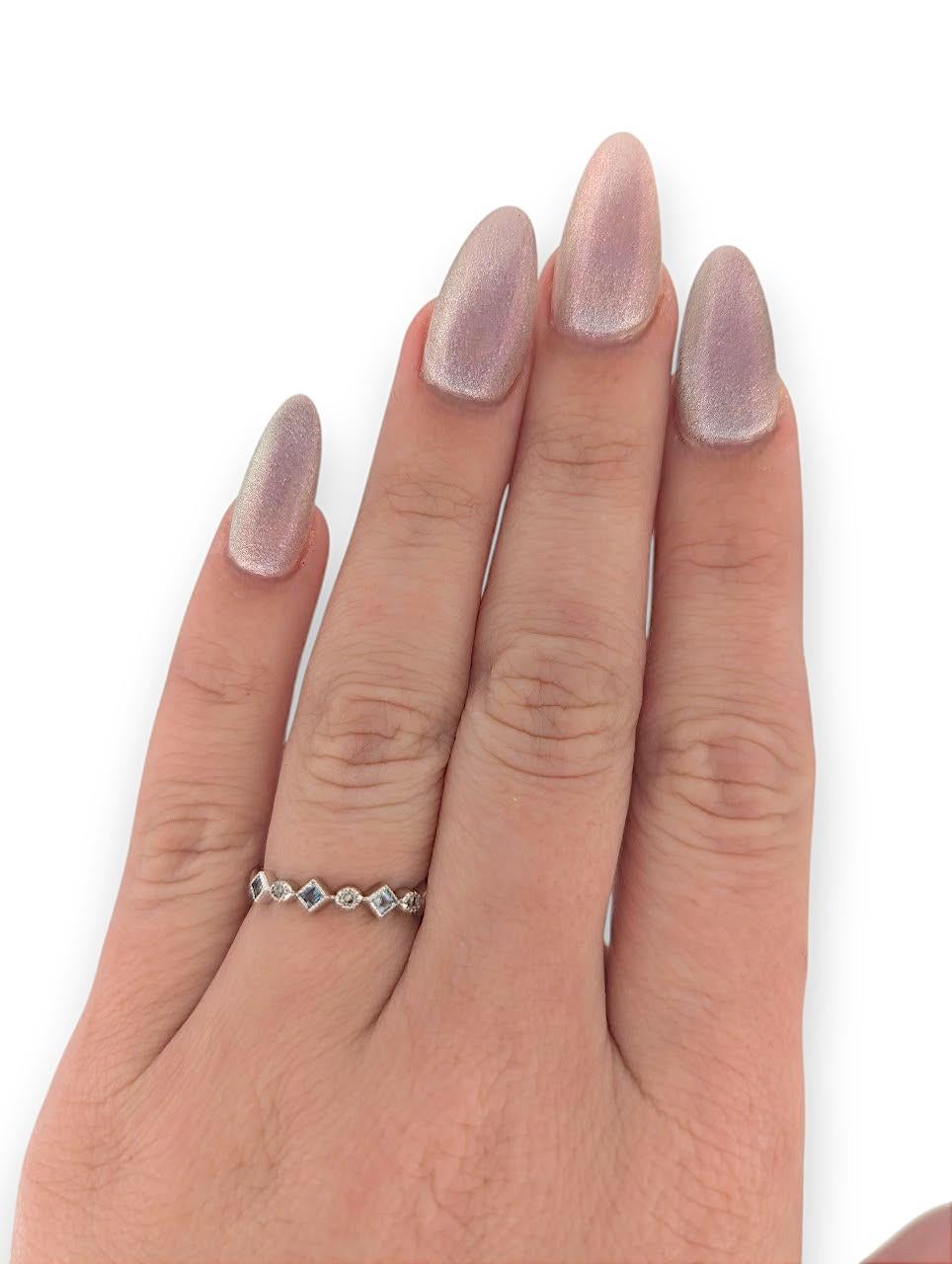Silhouette est une bague gracieuse et féminine en or blanc 10 carats, ornée d'une aigue-marine naturelle de 0,15 carat et de diamants naturels de 0,15 carat, délicatement sertis pour créer une silhouette raffinée et scintillante. Parfaite pour