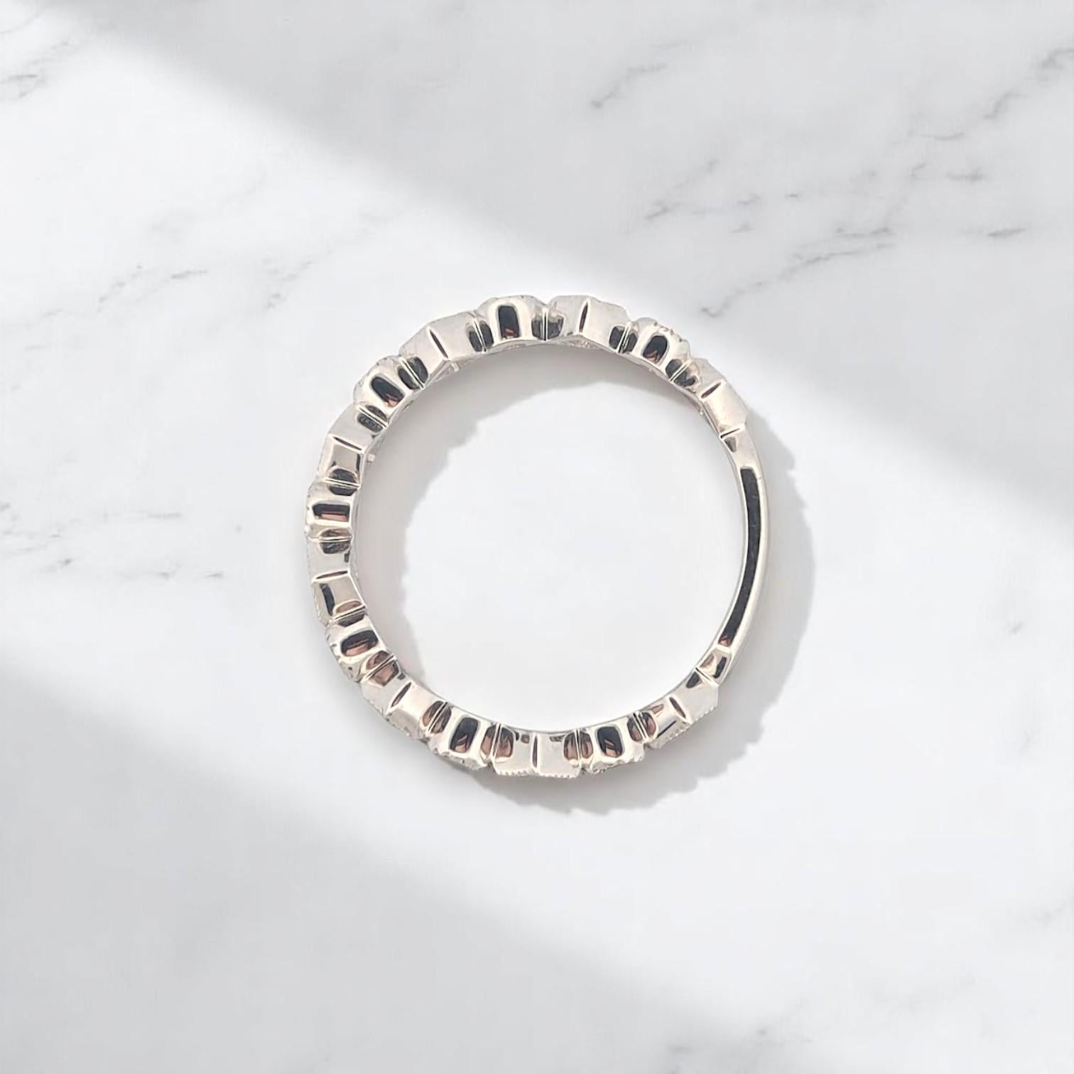 Moderne Romilly  Bague en or blanc 10K avec aigue-marine naturelle .15 CTW Fine Jewelry en vente