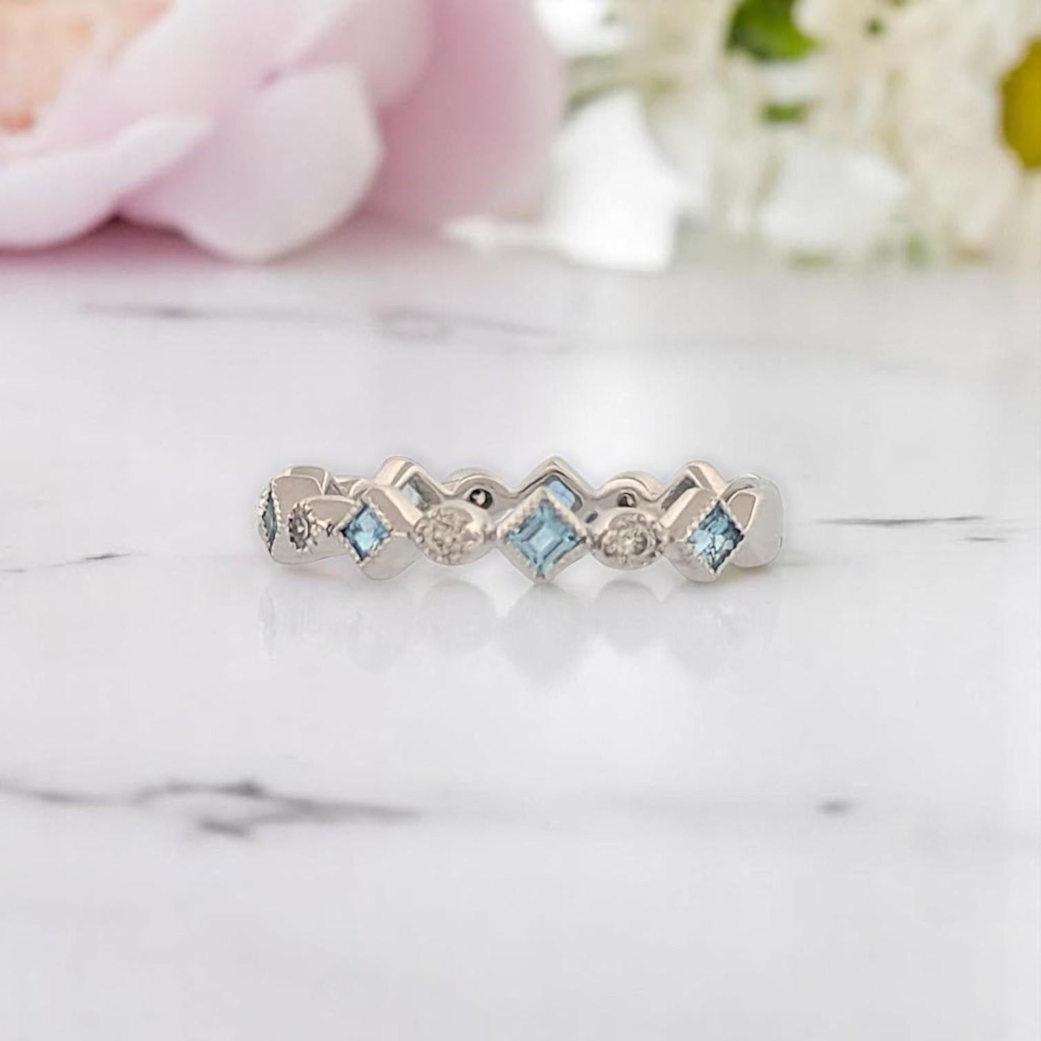 Taille coussin Romilly  Bague en or blanc 10K avec aigue-marine naturelle .15 CTW Fine Jewelry en vente