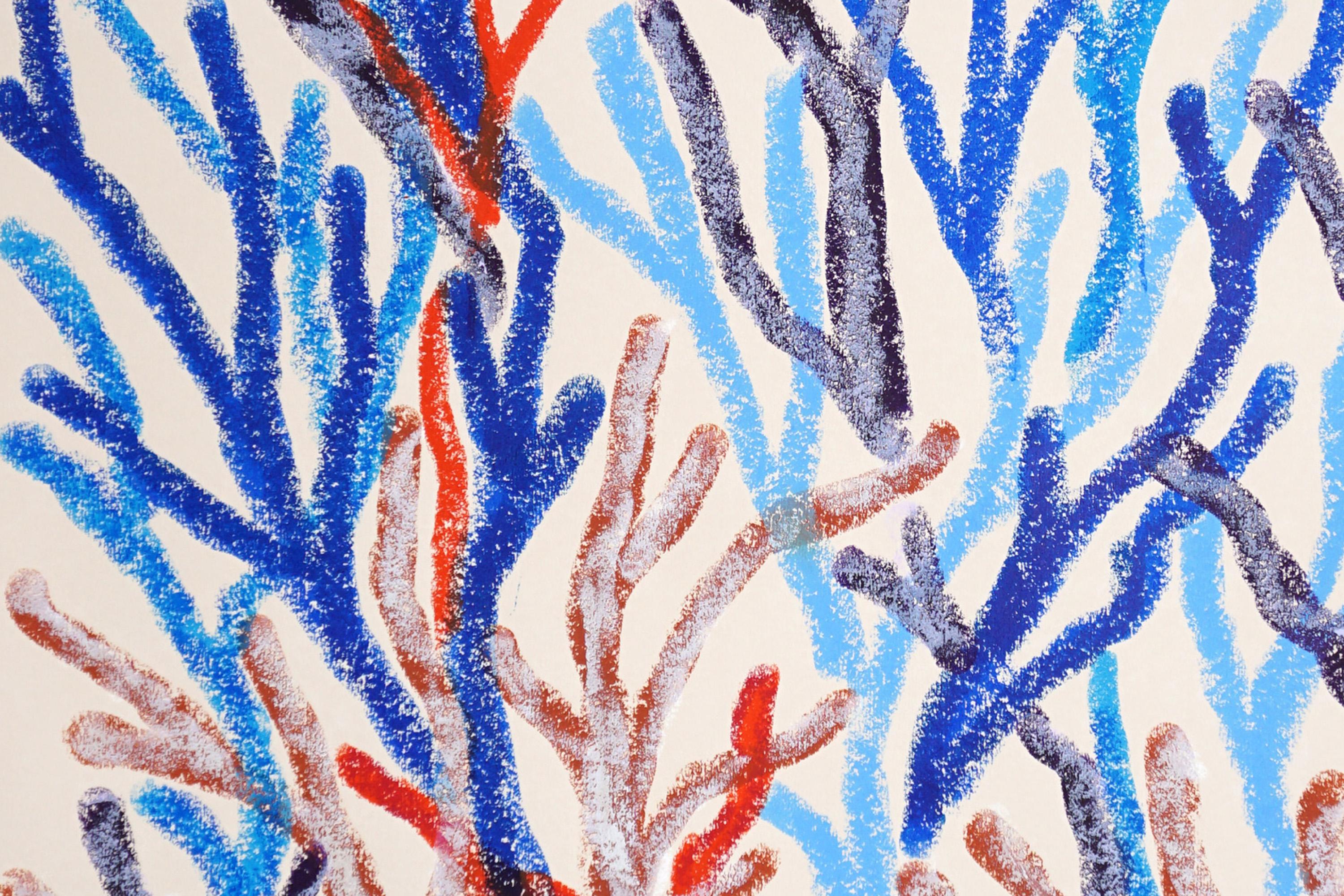 Unscharfe Meeresflora, organische Korallenäste, biomorphe Meereslandschaft Malerei auf Papier (Grau), Still-Life Painting, von Romina Milano