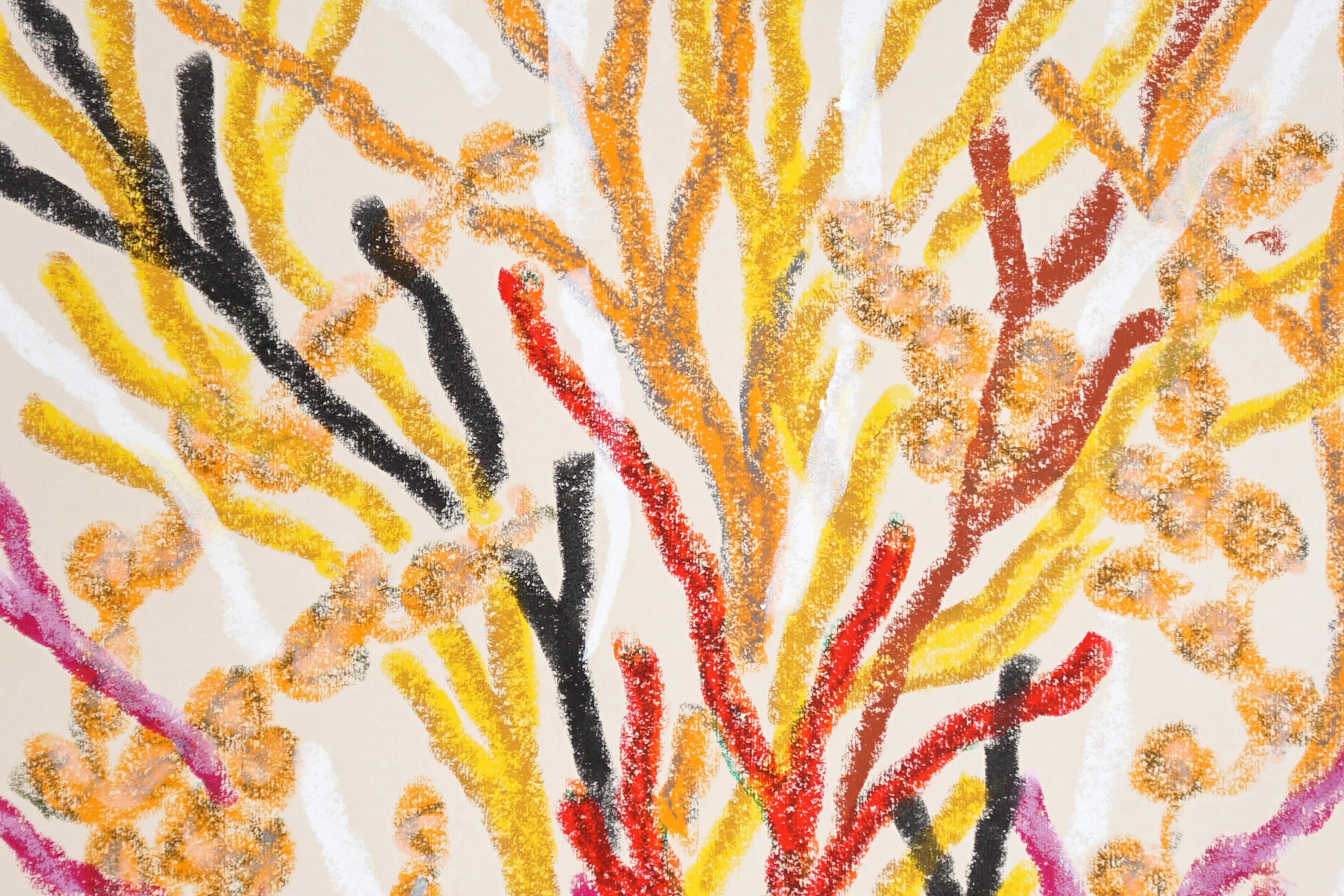 Orangefarbene Meeresflora, Korallenriff-Gemälde in Gelb, lebhafte organische Formen, Papier (Beige), Still-Life Painting, von Romina Milano
