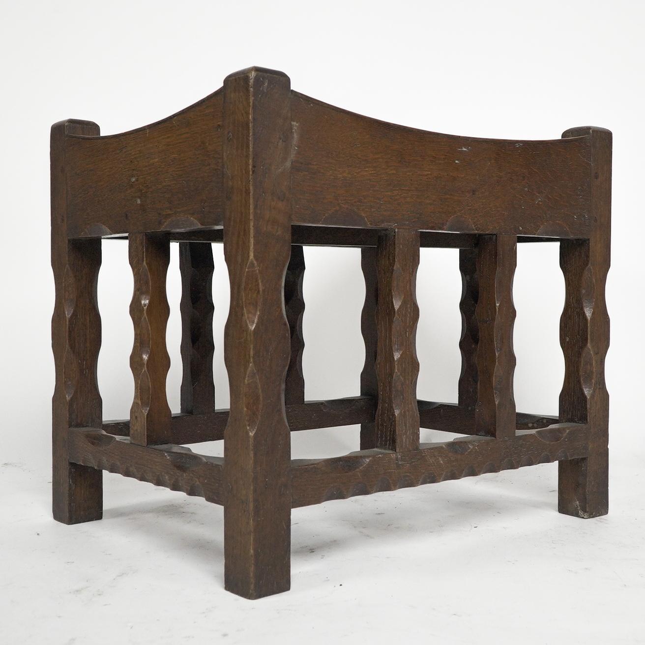 Romney Green zugeschrieben. Ein Hocker aus Eichenholz der Cotswold School aus der Zeit des Arts and Crafts mit einem geformten Sitz und geschnitzten, abgeschrägten Beinen und Bahren.

