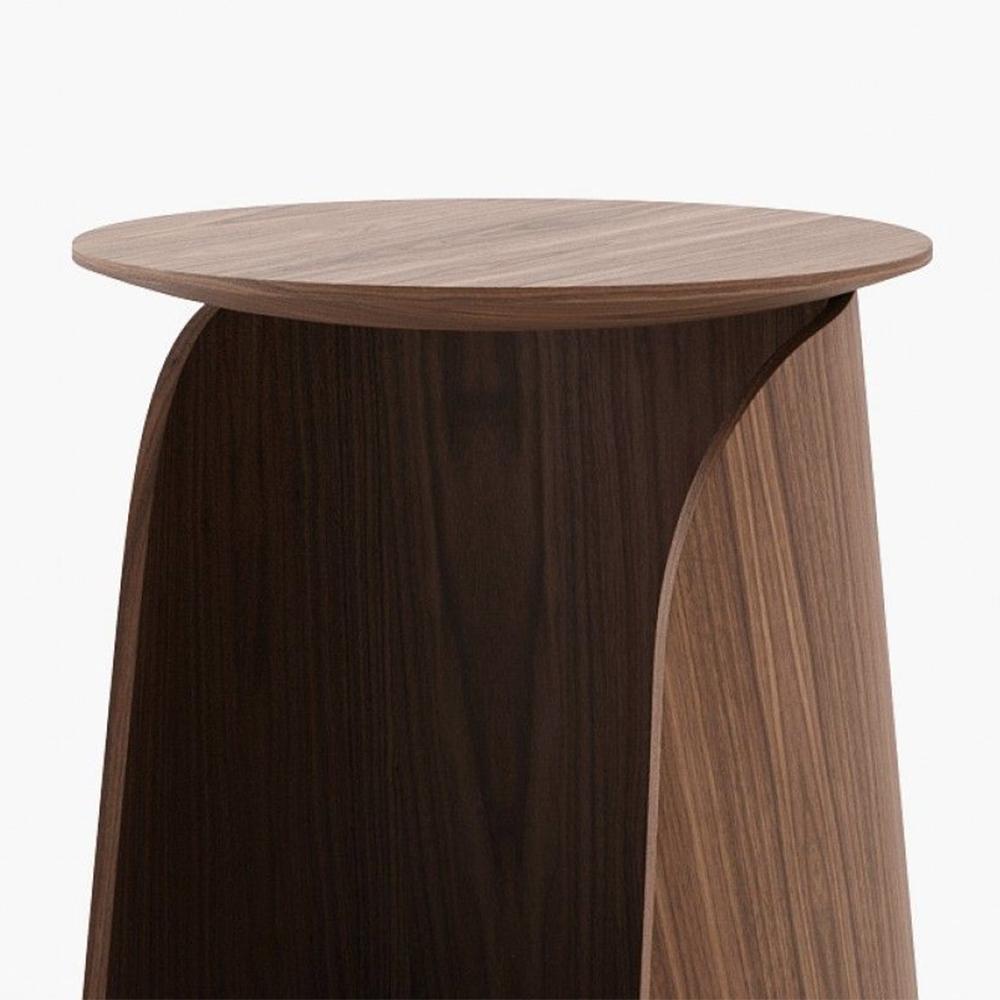 Fait main Table d'appoint Romo en noyer en vente