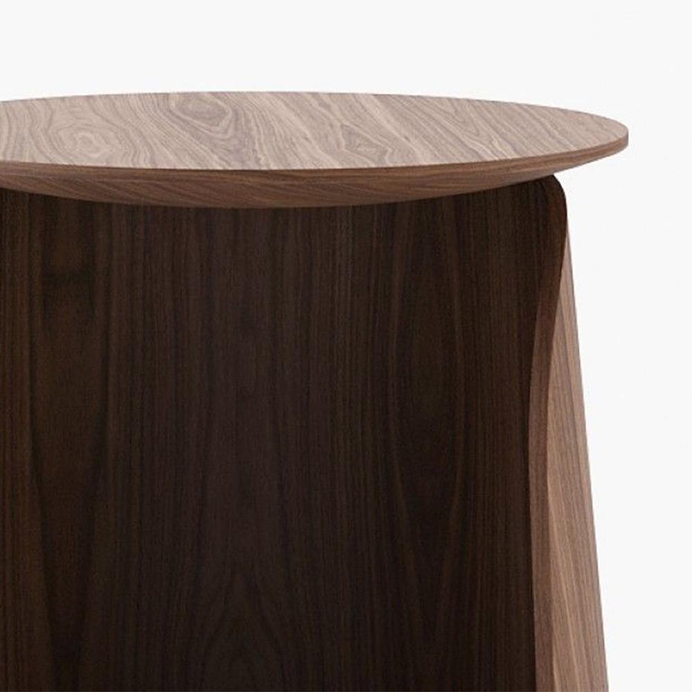 Noyer Table d'appoint Romo en noyer en vente