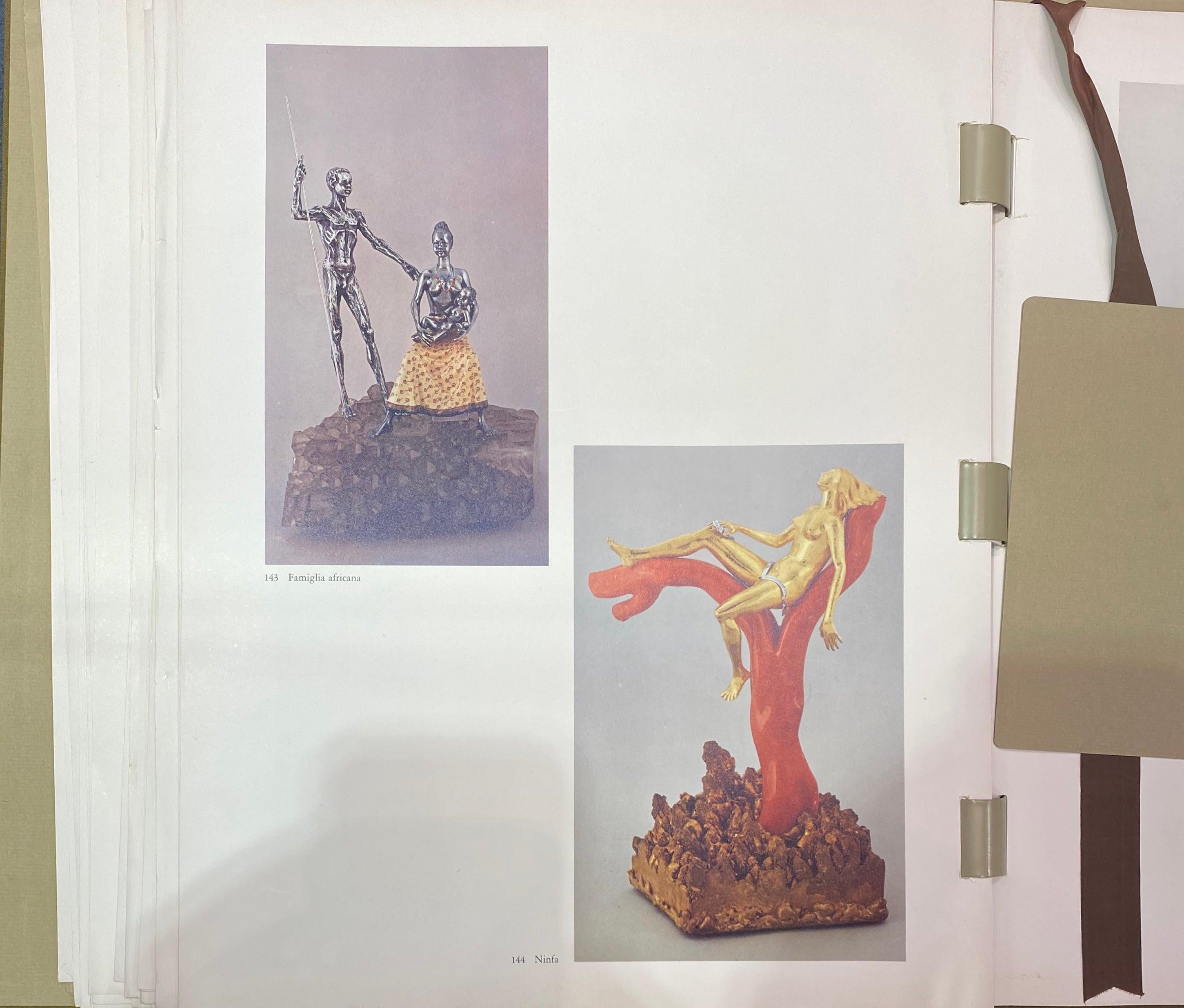 Romolo Grassi Objet en or et corail représentant une femme se reposant en vente 5