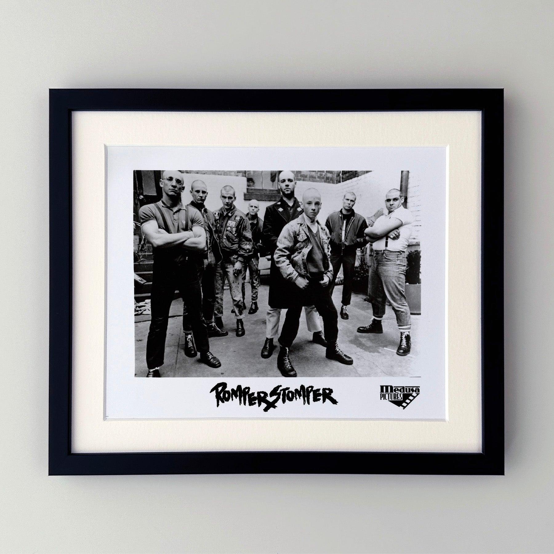 Original 8x10 inches Publicity Film Still for Romper Stomper (1992) starring Russell Crowe.

Les photos de publicité (film/production) ont été créées pour aider les studios à promouvoir leurs nouveaux films. Les photos ont été incluses dans les