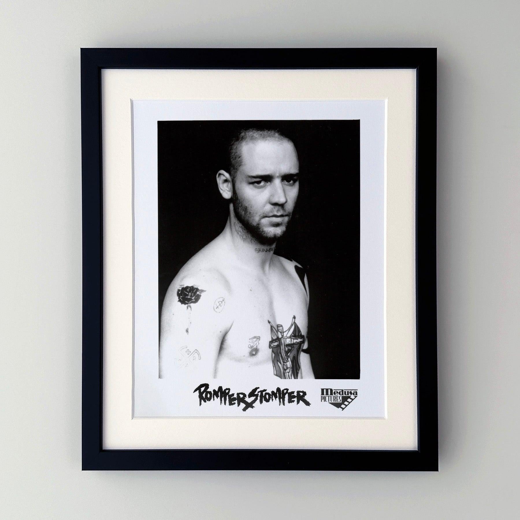 Original 8x10 inches Publicity Film Still for Romper Stomper (1992) starring Russell Crowe.

Les photos de publicité (film/production) ont été créées pour aider les studios à promouvoir leurs nouveaux films. Les photos ont été incluses dans les