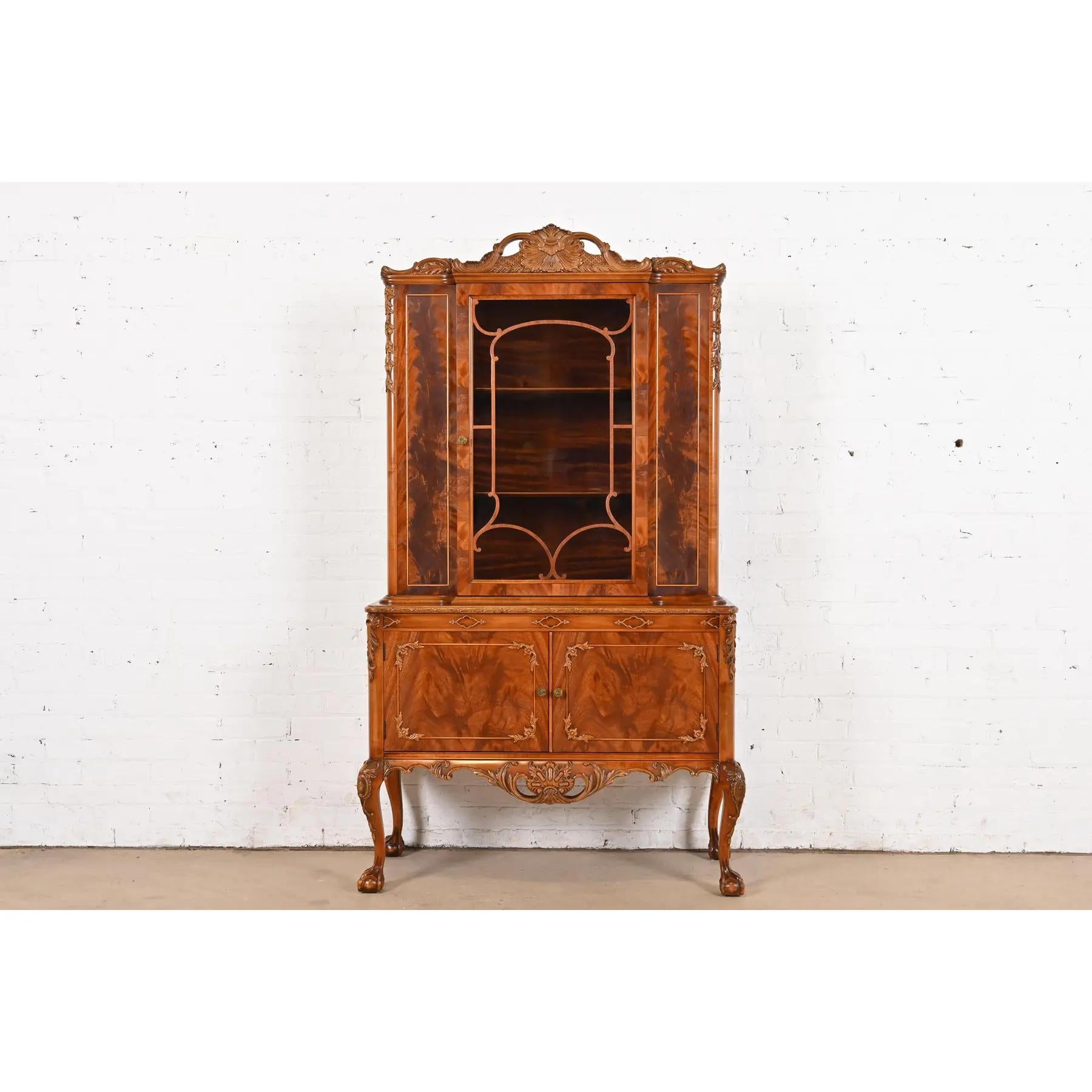 Ein außergewöhnlicher Bücherschrank oder Esszimmerschrank im Chippendale- oder georgianischen Stil

Von Romweber

USA, ca. 1920er Jahre

Wunderschönes exotisches, geflammtes Mahagoni in Buchform, mit Glastüren und originalen