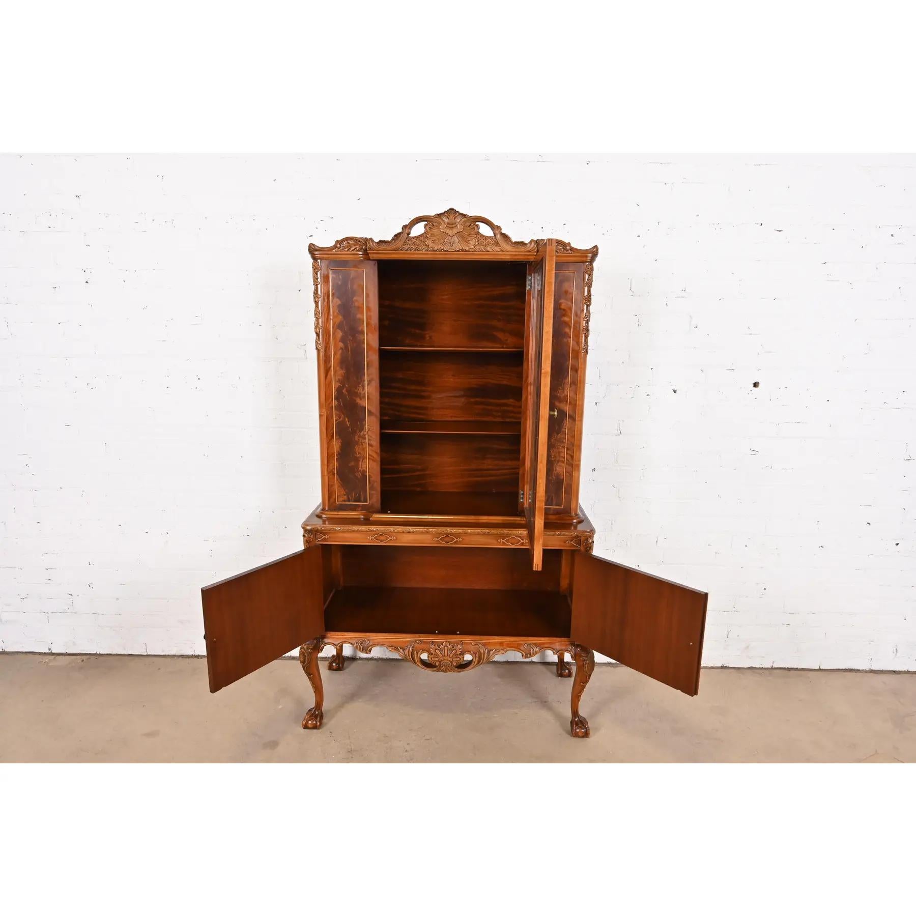 Romweber Chippendale-Bücherregalschrank aus geflammtem Mahagoni mit Breakfront, ca. 1920er Jahre (Frühes 20. Jahrhundert) im Angebot