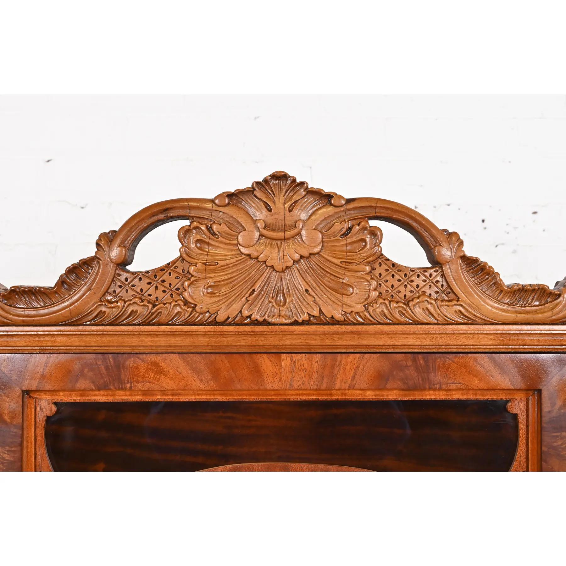 Romweber Chippendale-Bücherregalschrank aus geflammtem Mahagoni mit Breakfront, ca. 1920er Jahre (Messing) im Angebot