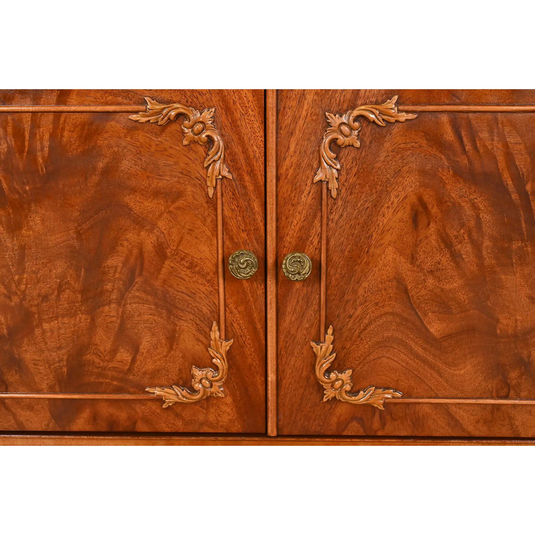 Romweber Chippendale-Bücherregalschrank aus geflammtem Mahagoni mit Breakfront, ca. 1920er Jahre im Angebot 1