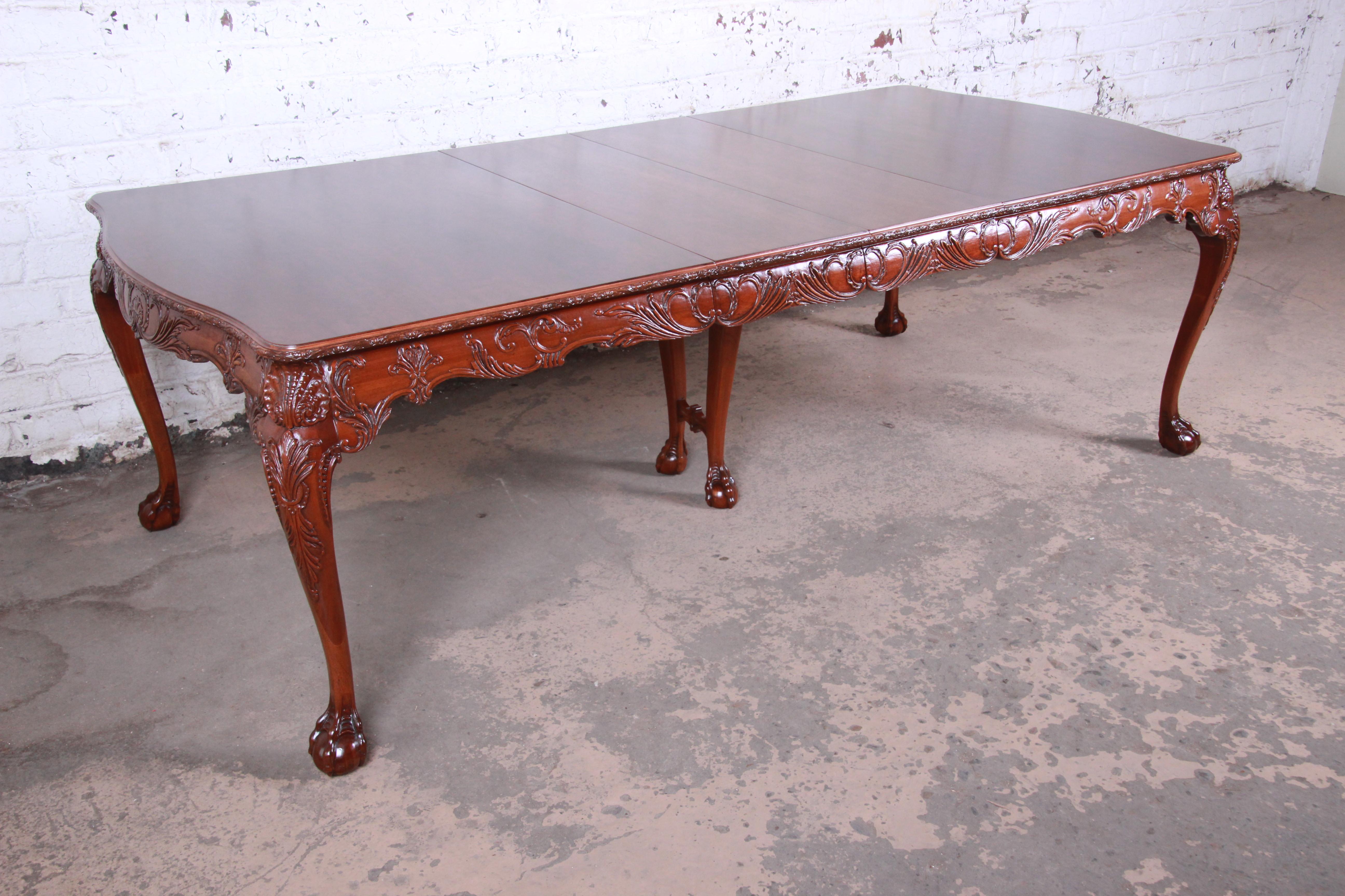 An exceptional newly restored Chippendale style ornate carved mahogany extension dining table

By Romweber

USA, circa 1920s

Measures: 67.75