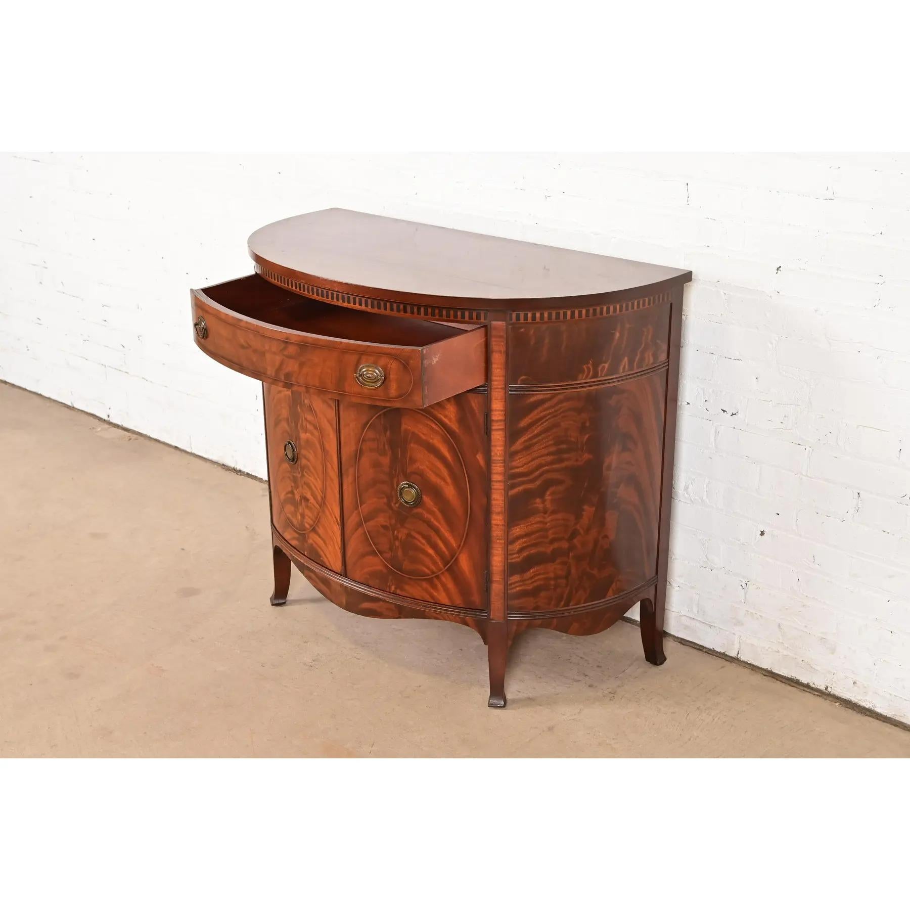 Mesa consola Romweber Federal de caoba flameada, circa años 20 Latón en venta