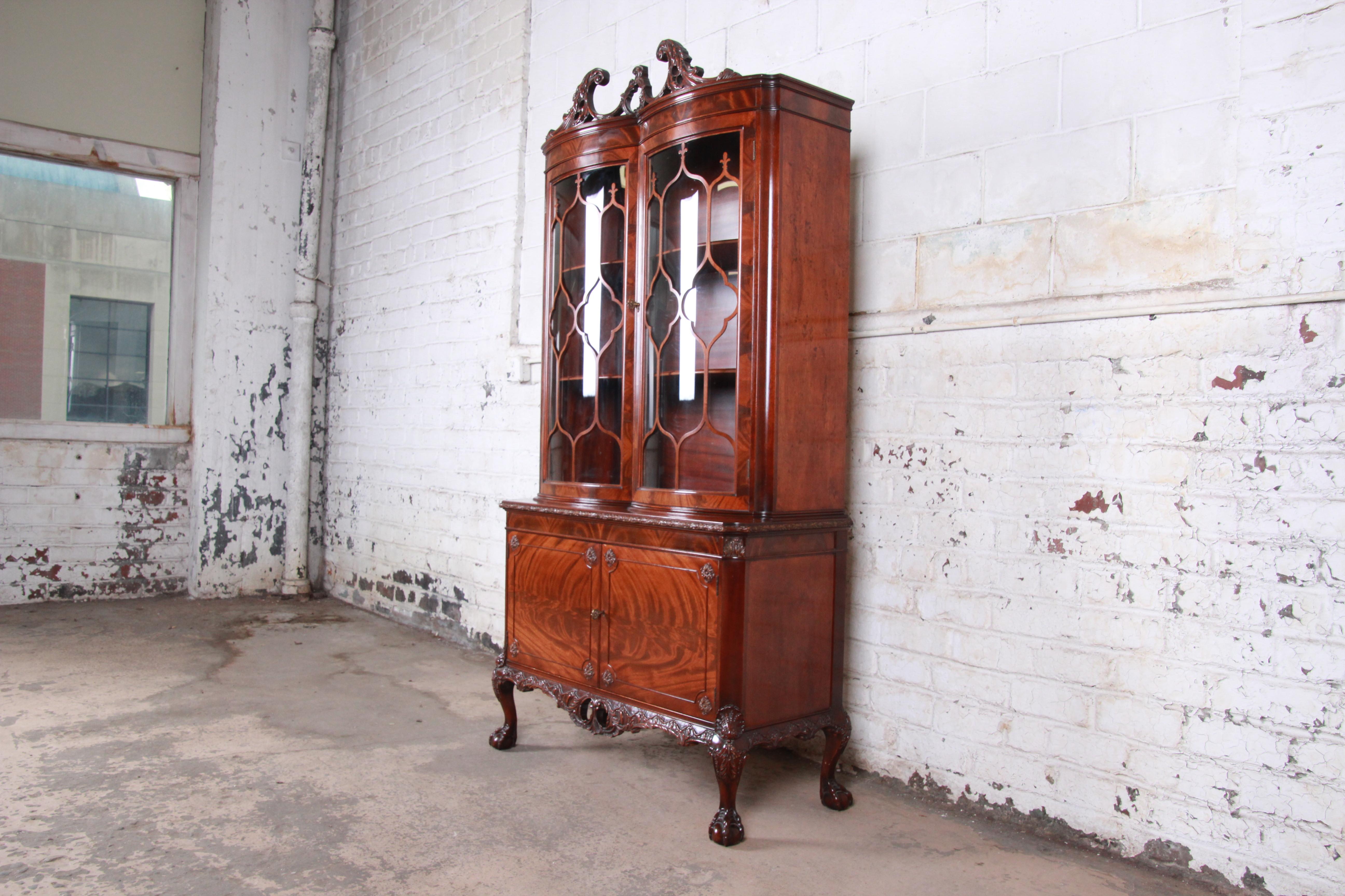 An exceptional ornate carved flame mahogany Chippendale style dining bar cabinet or bookcase

By Romweber Furniture

USA, circa 1930s

Bookmatched flame mahogany, solid mahogany ball and claw feet and curved glass

Measures: 40.5