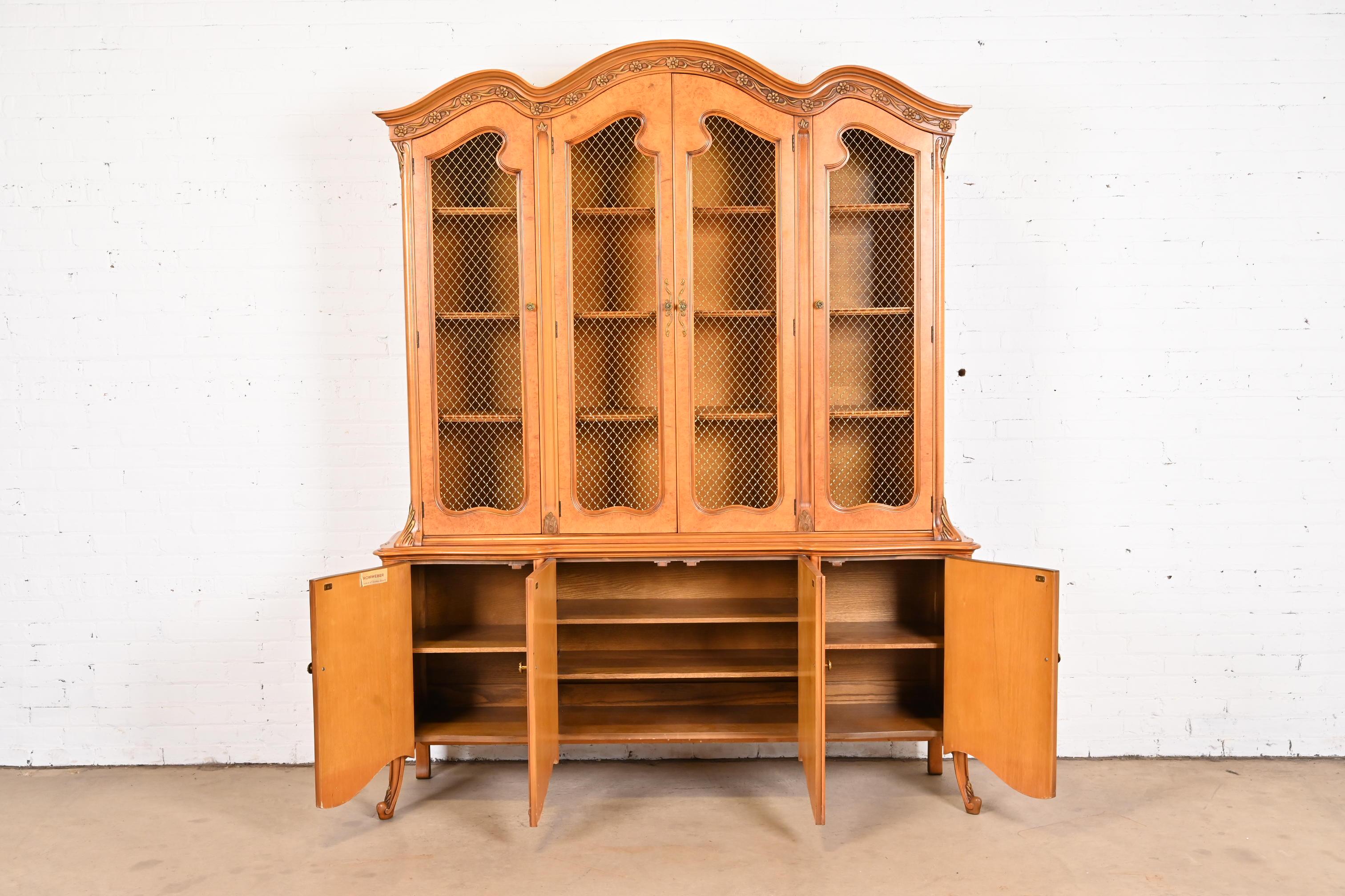 Bibliothèque ou meuble de salle à manger français Romweber en bois de ronce de style Louis XV en vente 1