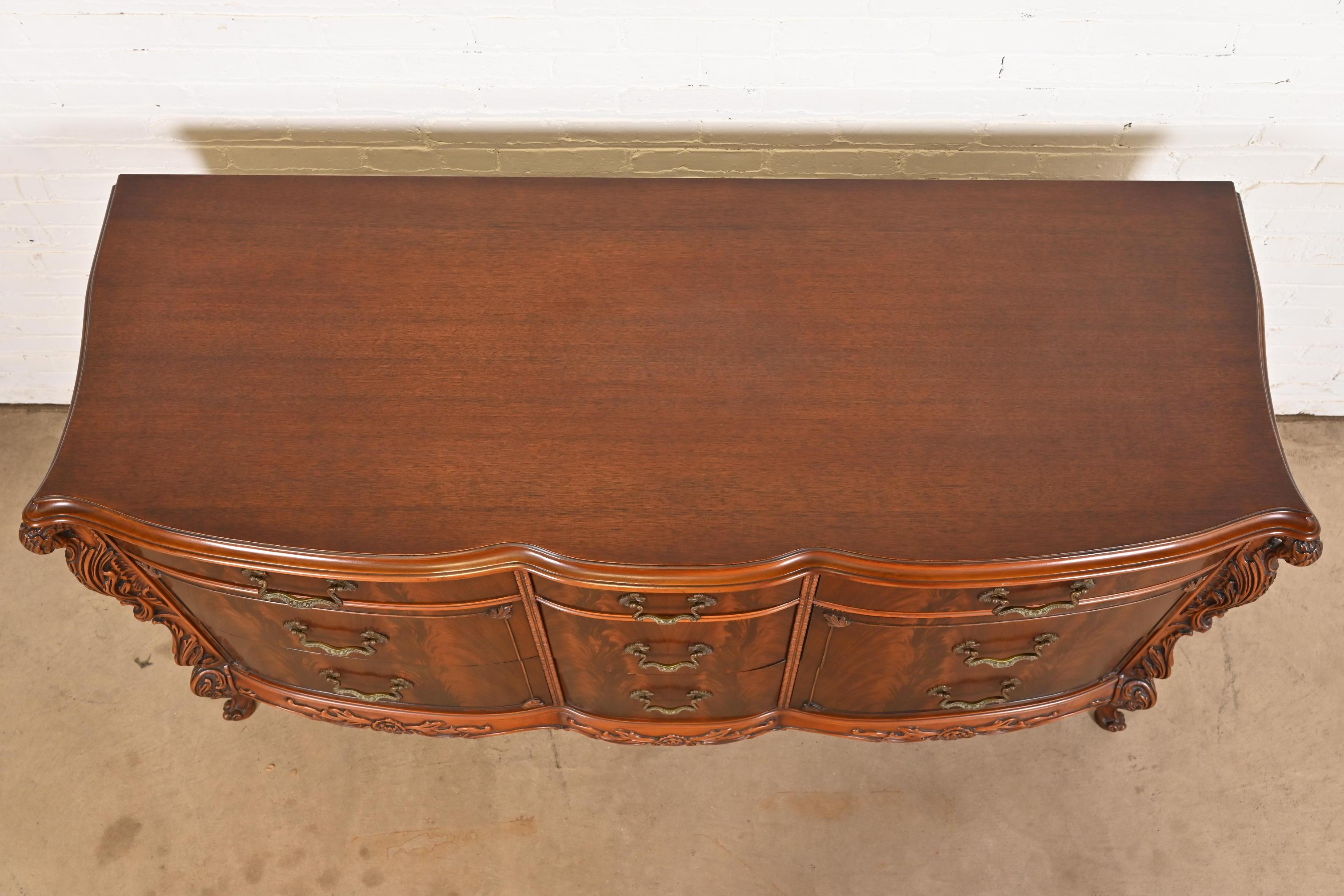 Romweber French Louis XV Flame Mahogany Dresser With Carved Swan Heads, 1930s For Sale 5