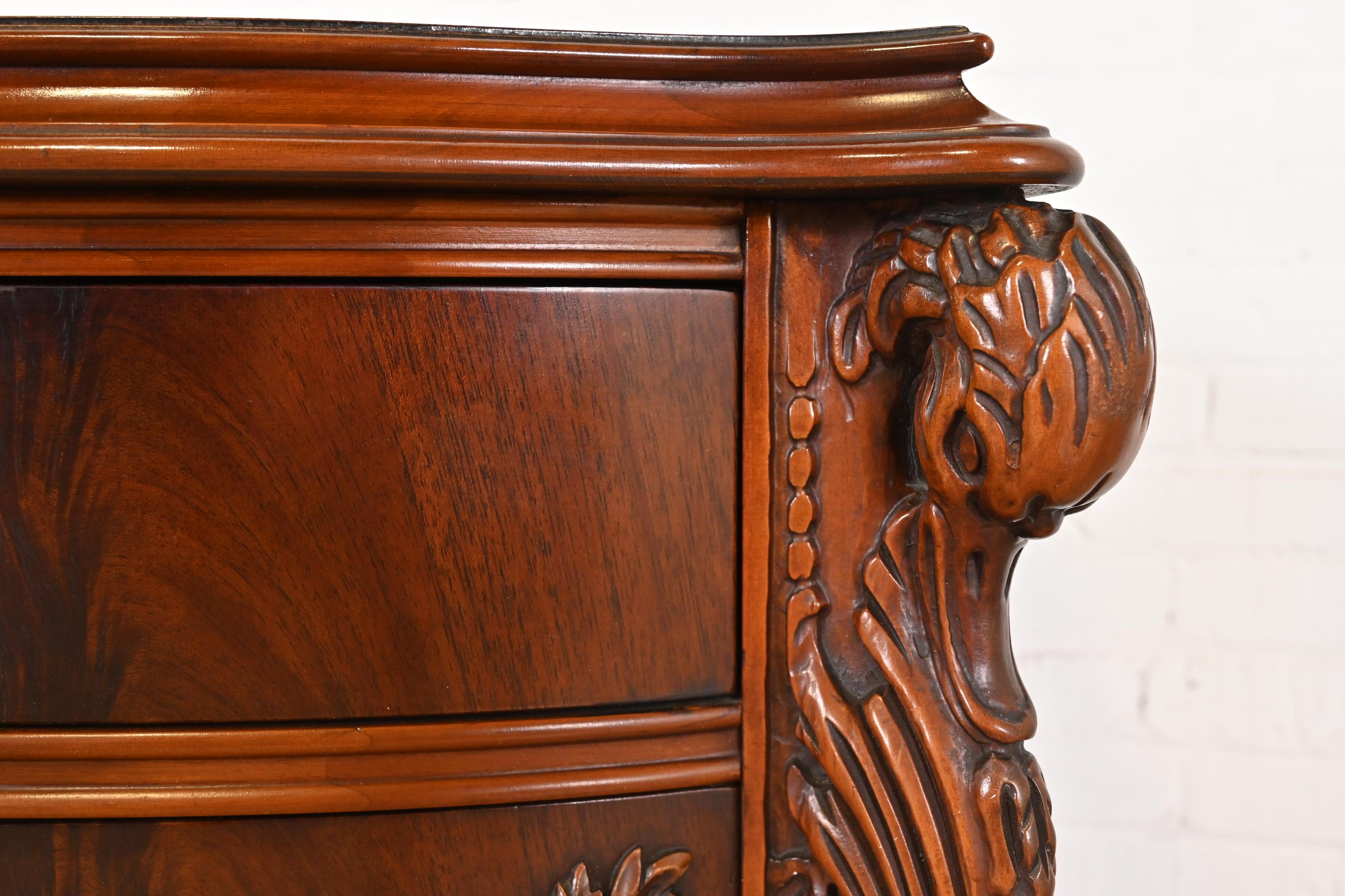 Romweber French Louis XV Flame Mahogany Dresser With Carved Swan Heads, 1930s For Sale 6