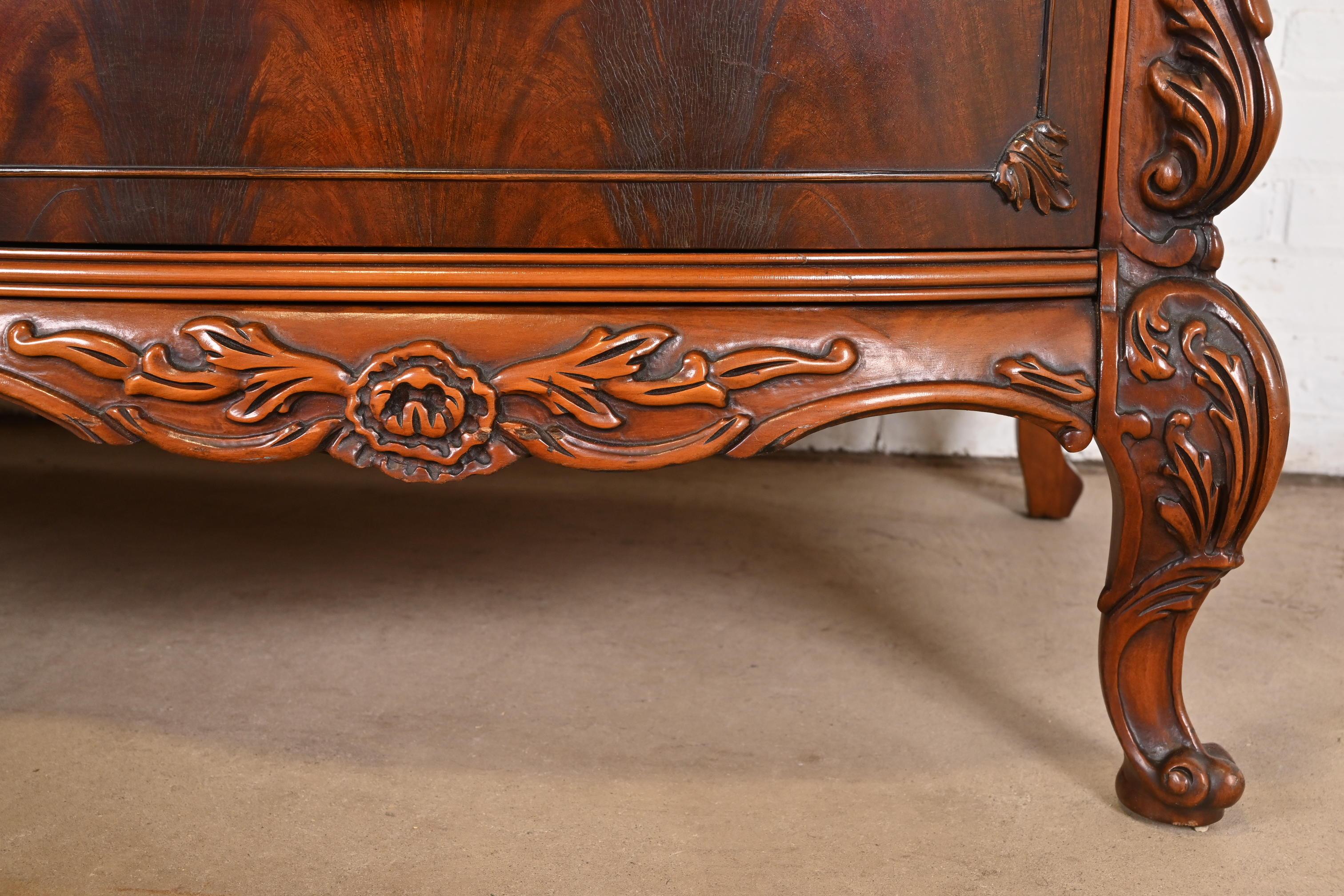 Romweber French Louis XV Flame Mahogany Dresser With Carved Swan Heads, 1930s For Sale 7
