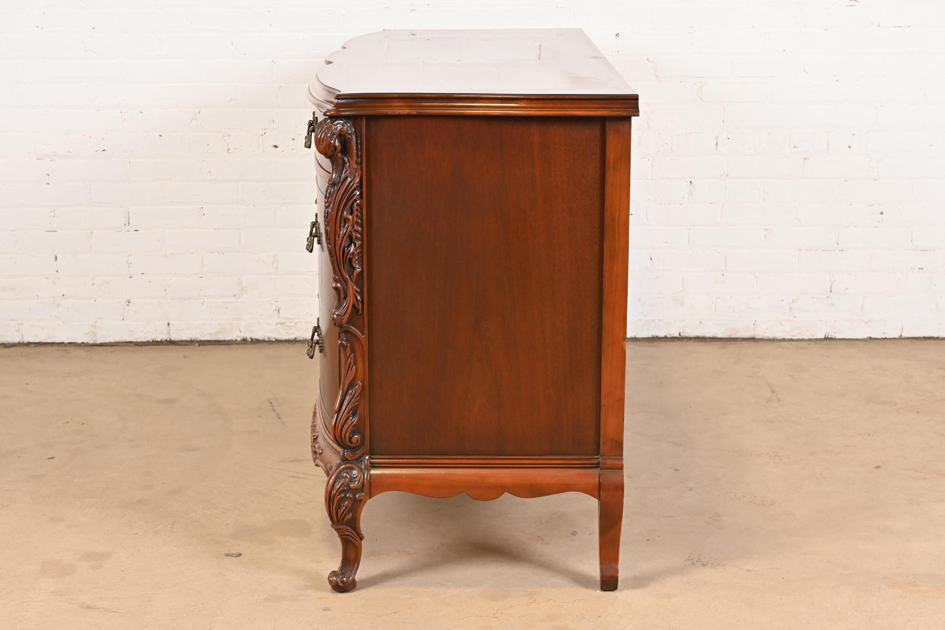 Romweber French Louis XV Flame Mahogany Dresser With Carved Swan Heads, 1930s For Sale 8