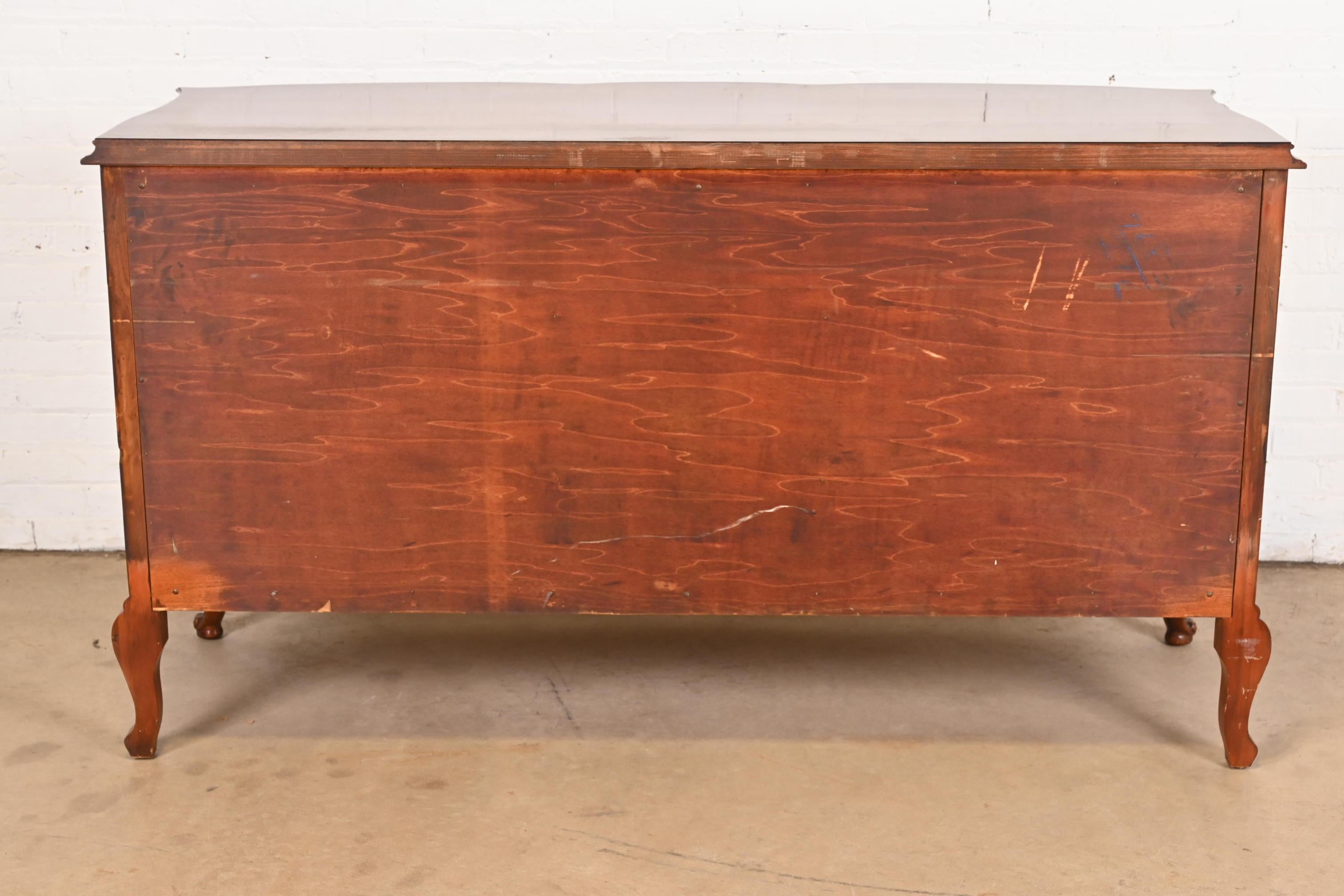Romweber French Louis XV Flame Mahogany Dresser With Carved Swan Heads, 1930s For Sale 9