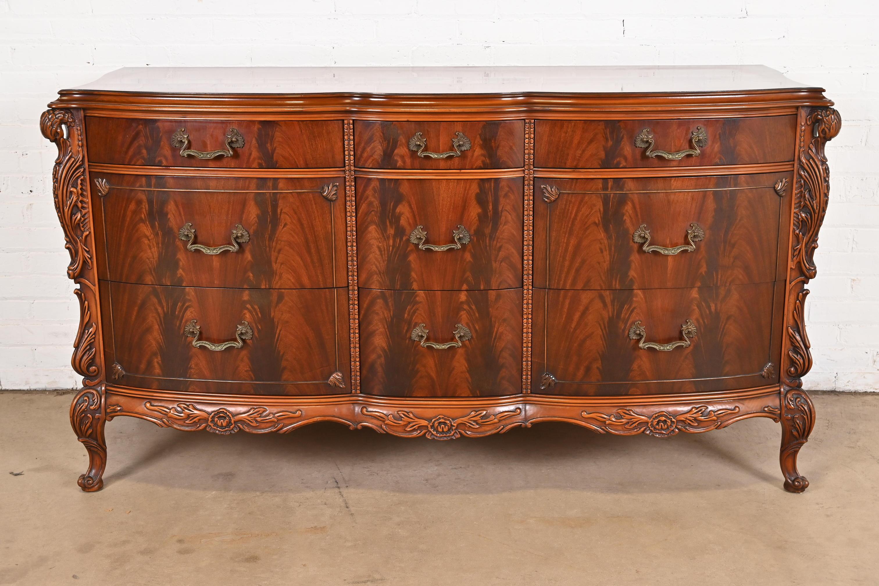 American Romweber French Louis XV Flame Mahogany Dresser With Carved Swan Heads, 1930s For Sale