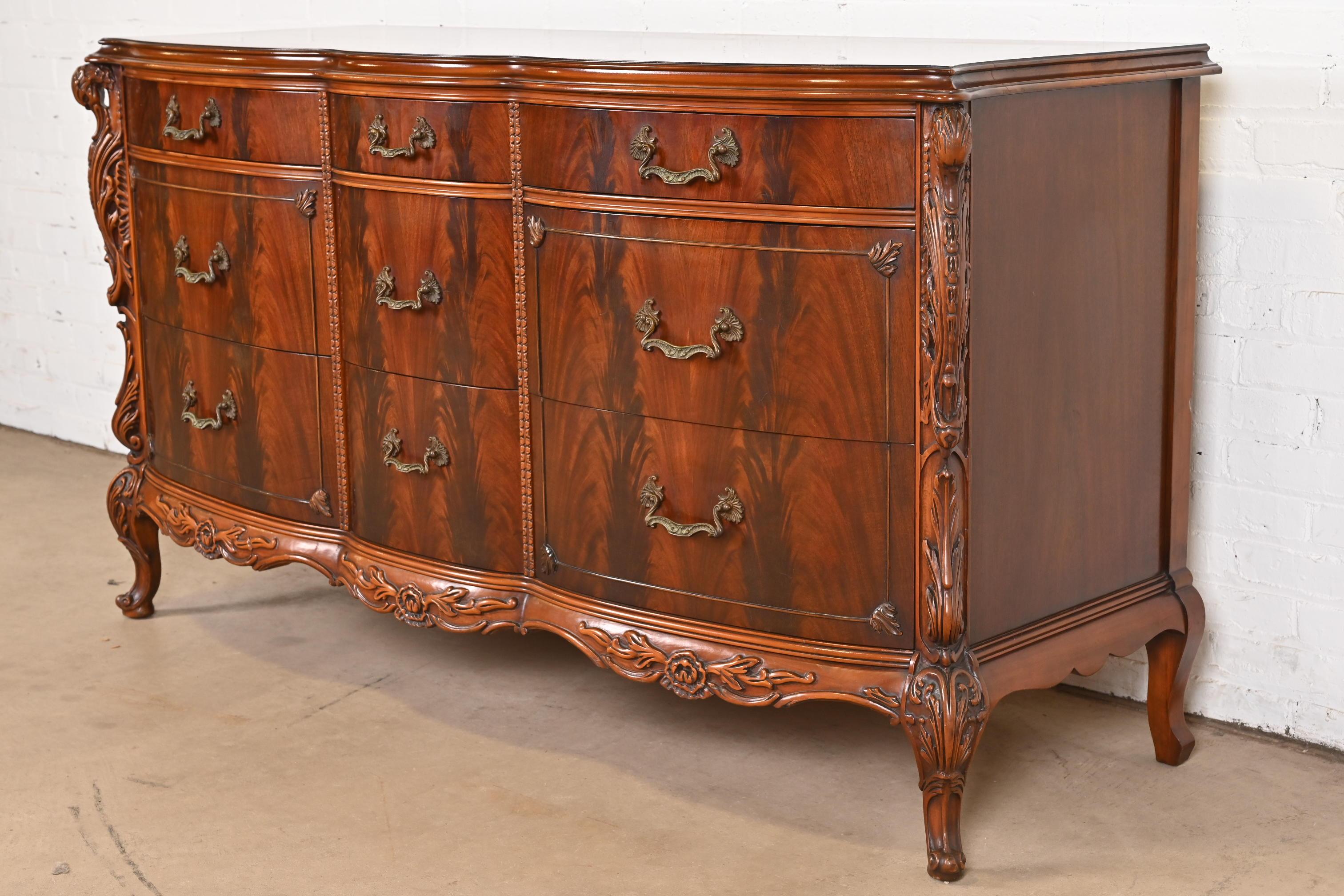 Mid-20th Century Romweber French Louis XV Flame Mahogany Dresser With Carved Swan Heads, 1930s For Sale