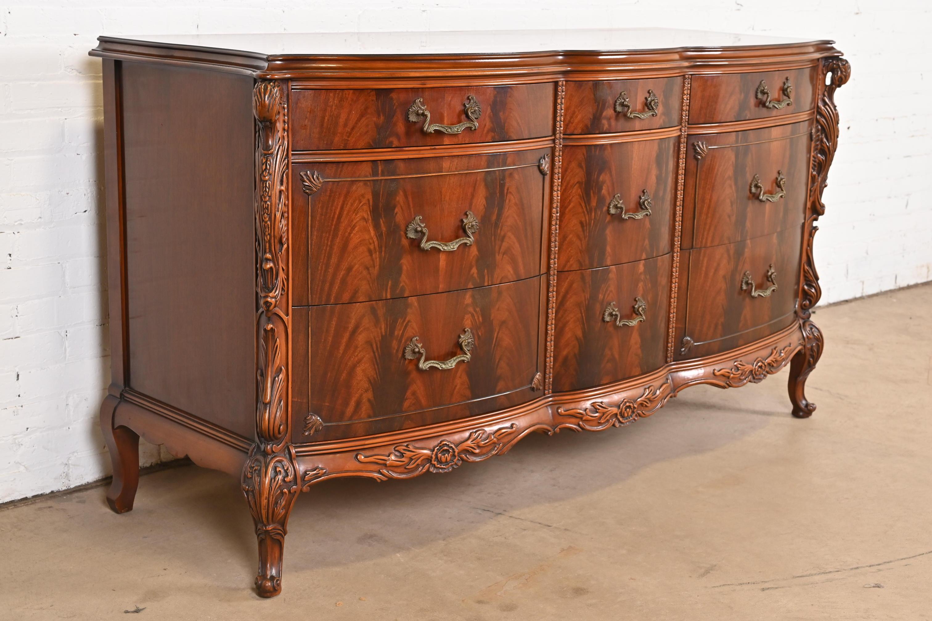 Romweber French Louis XV Flame Mahogany Dresser With Carved Swan Heads, 1930s For Sale 1