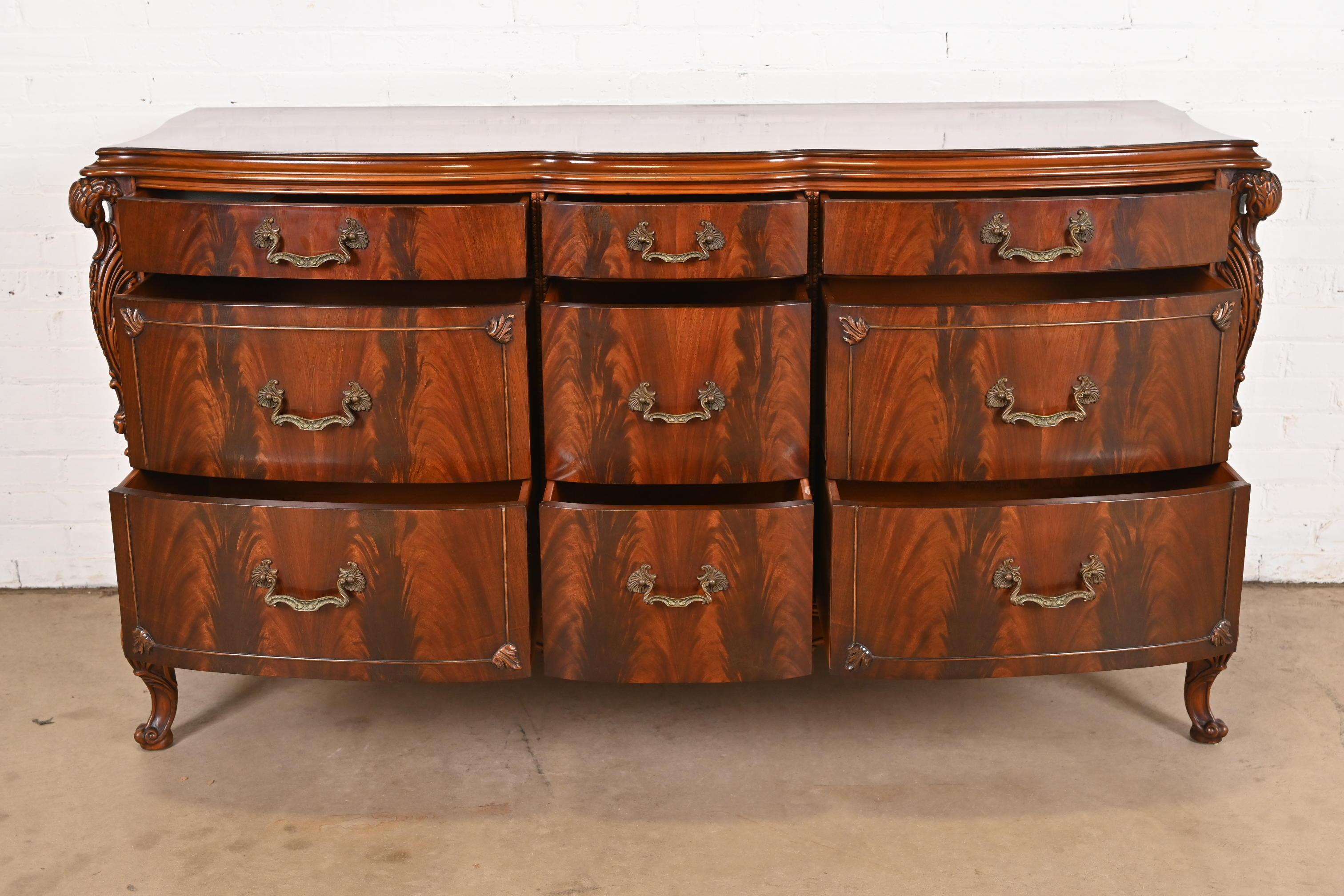 Romweber French Louis XV Flame Mahogany Dresser With Carved Swan Heads, 1930s For Sale 2