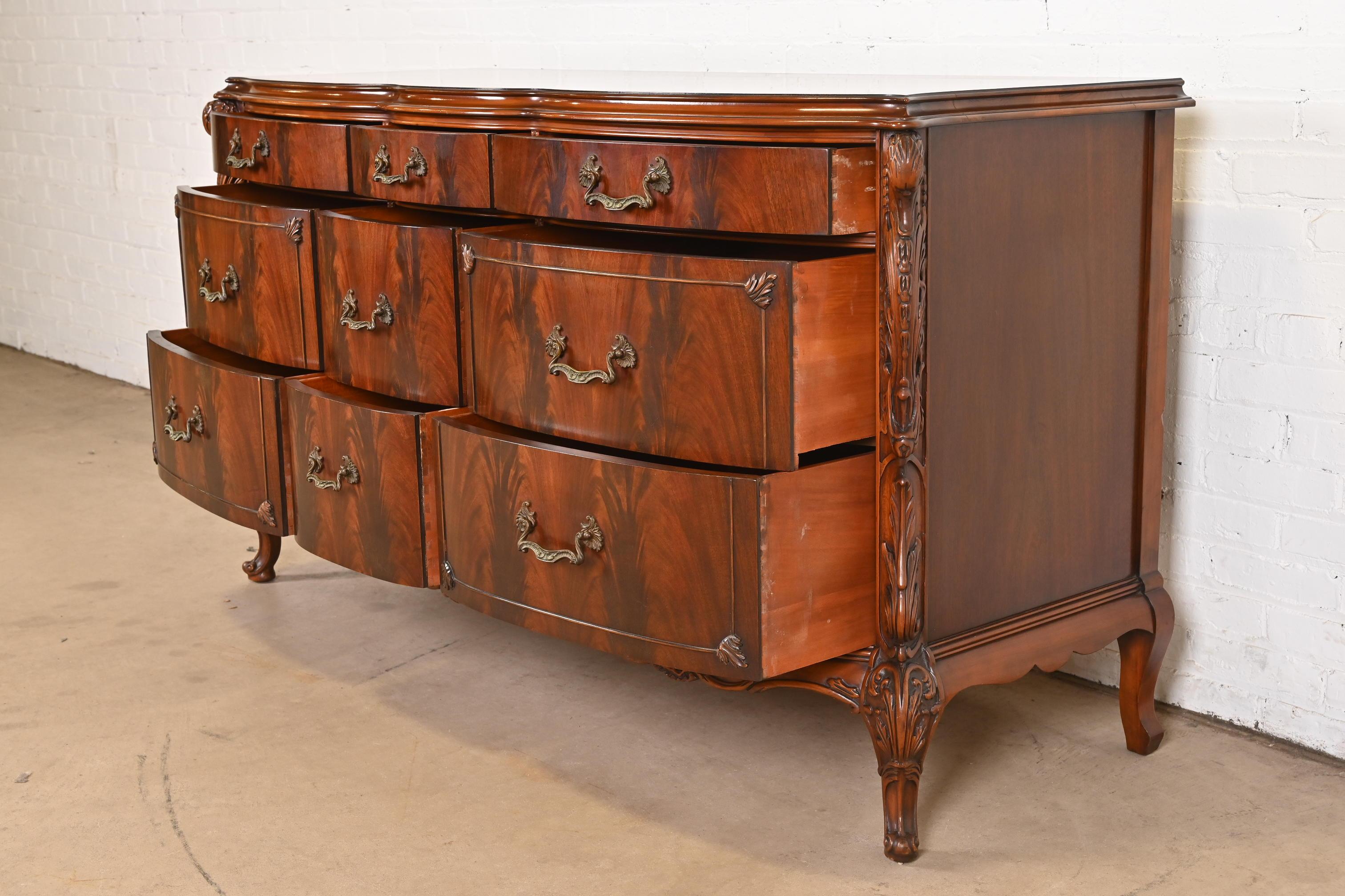 Romweber French Louis XV Flame Mahogany Dresser With Carved Swan Heads, 1930s For Sale 3
