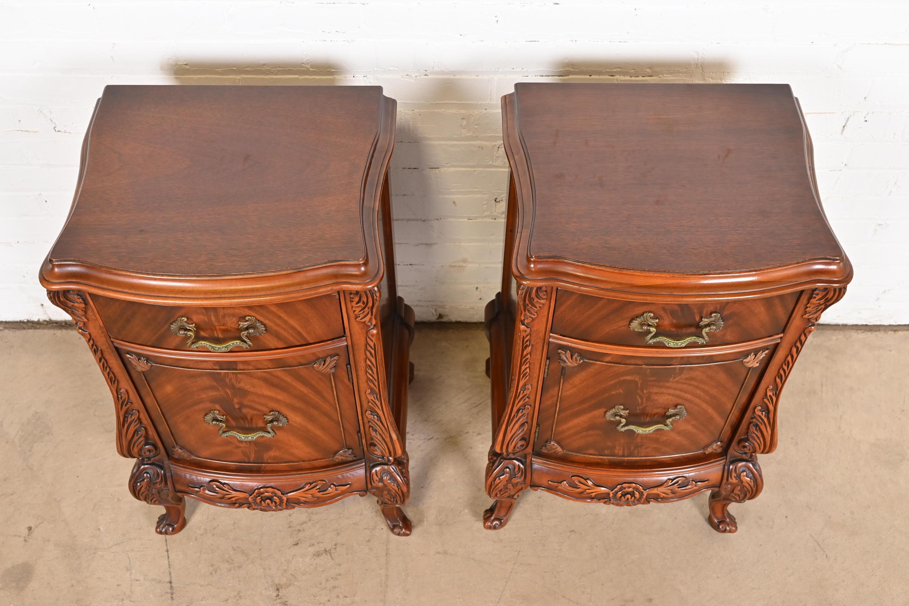 Romweber French Louis XV Flame Mahogany Nightstands, Circa 1920s For Sale 7