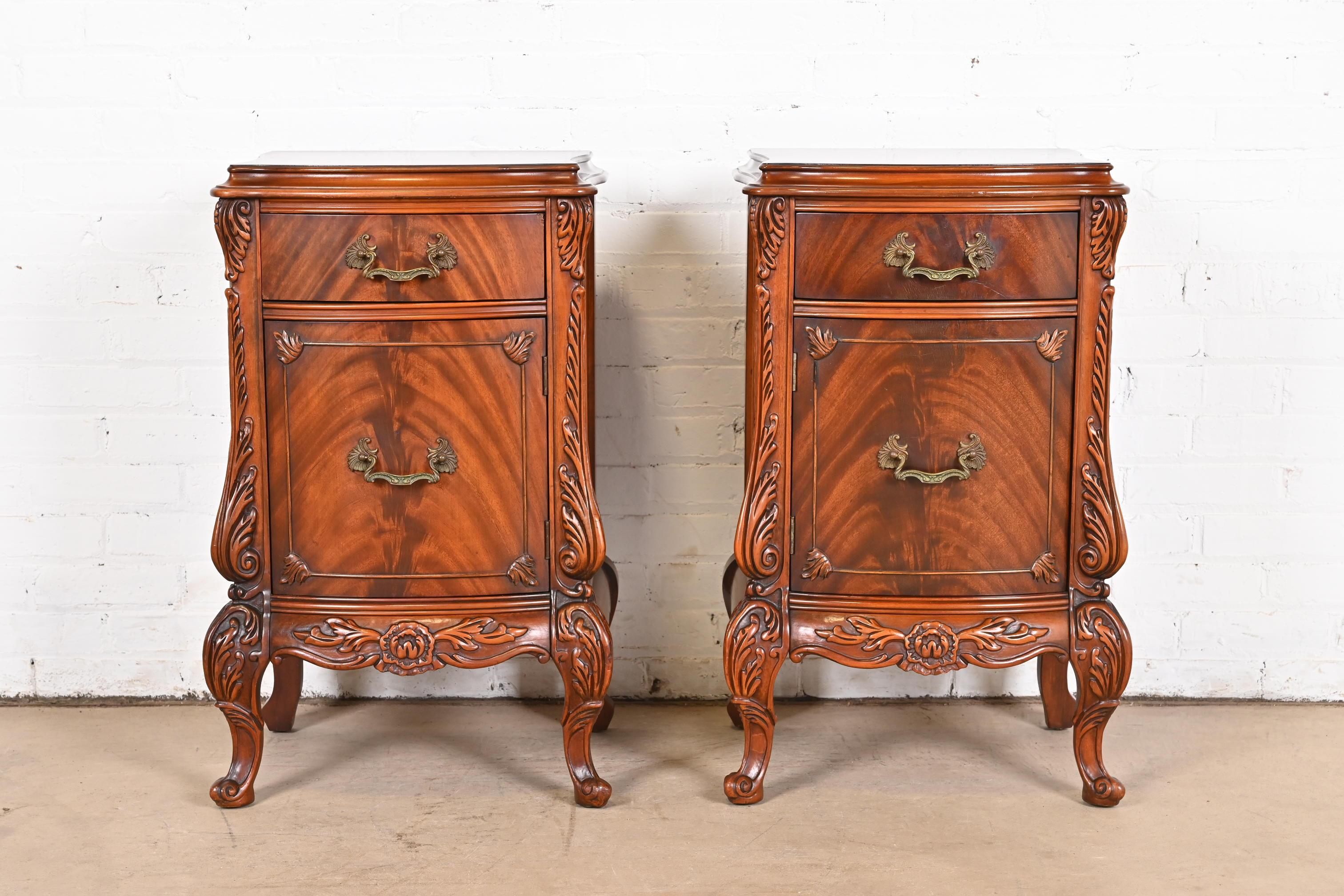 An exceptional pair of French Provincial Louis XV style bedside tables

By Romweber

USA, Circa 1920s

Stunning book-matched flame mahogany, with carved cabriole legs, and original brass hardware.

Measures: 19