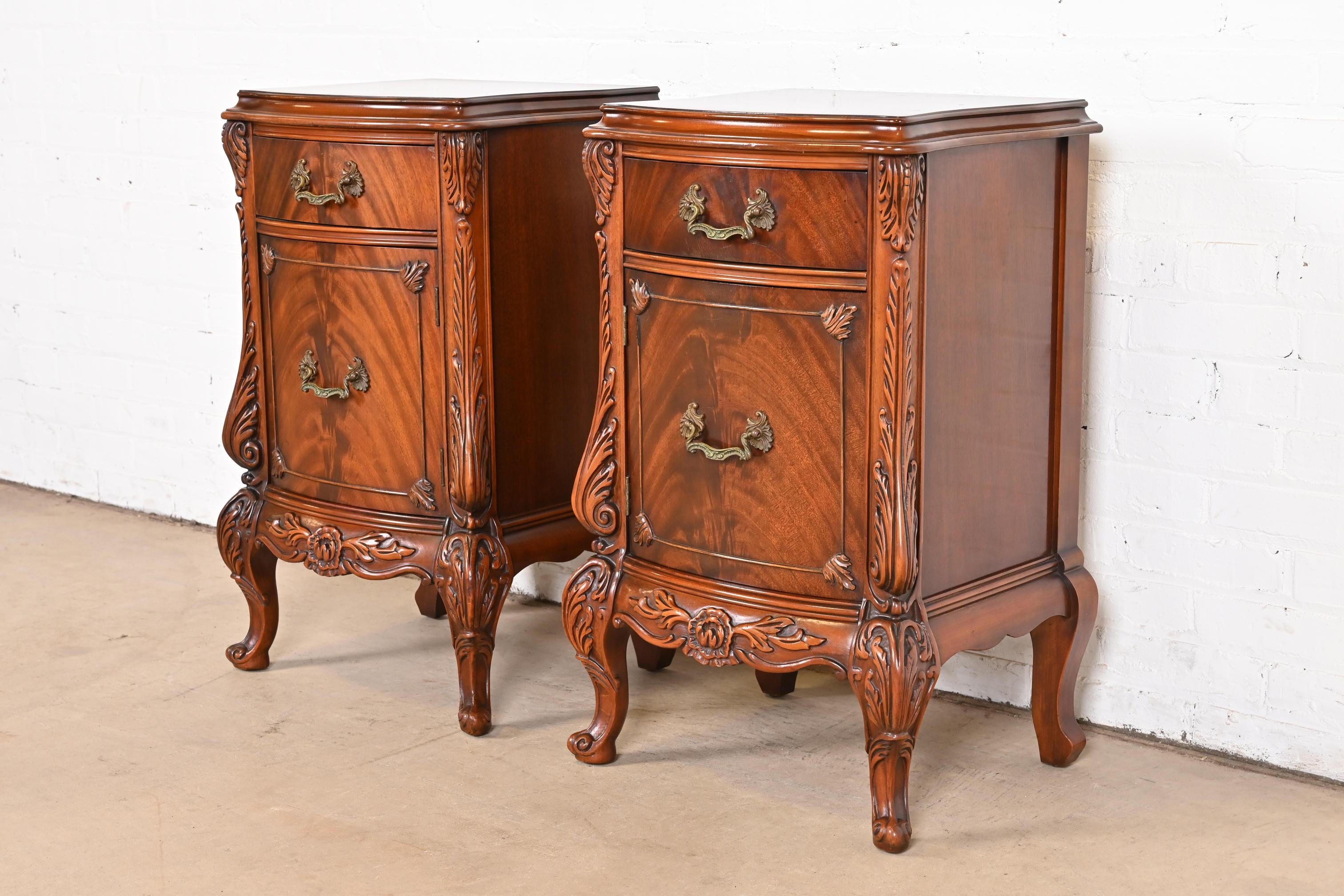 Romweber French Louis XV Flame Mahogany Nightstands, Circa 1920s In Good Condition For Sale In South Bend, IN