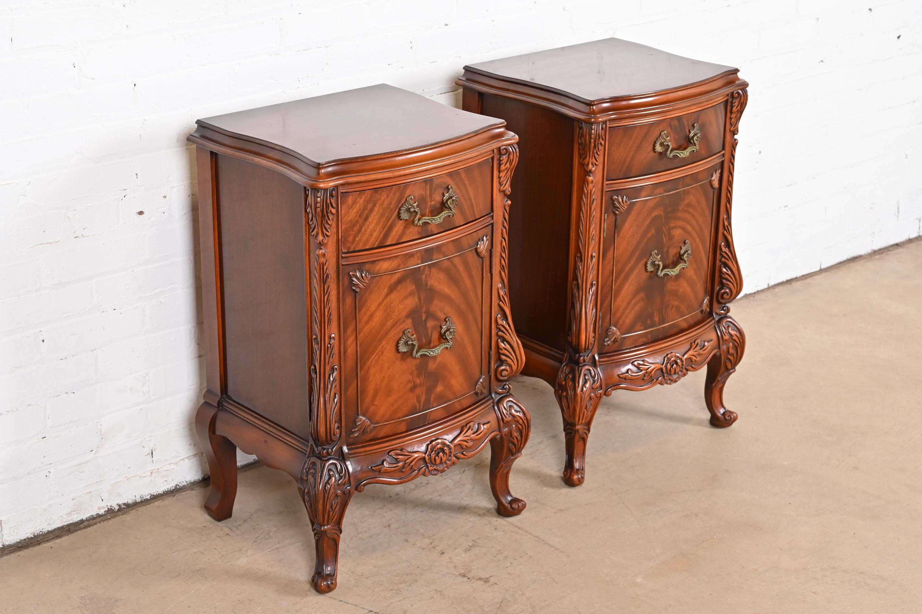 Romweber French Louis XV Flame Mahogany Nightstands, Circa 1920s For Sale 1