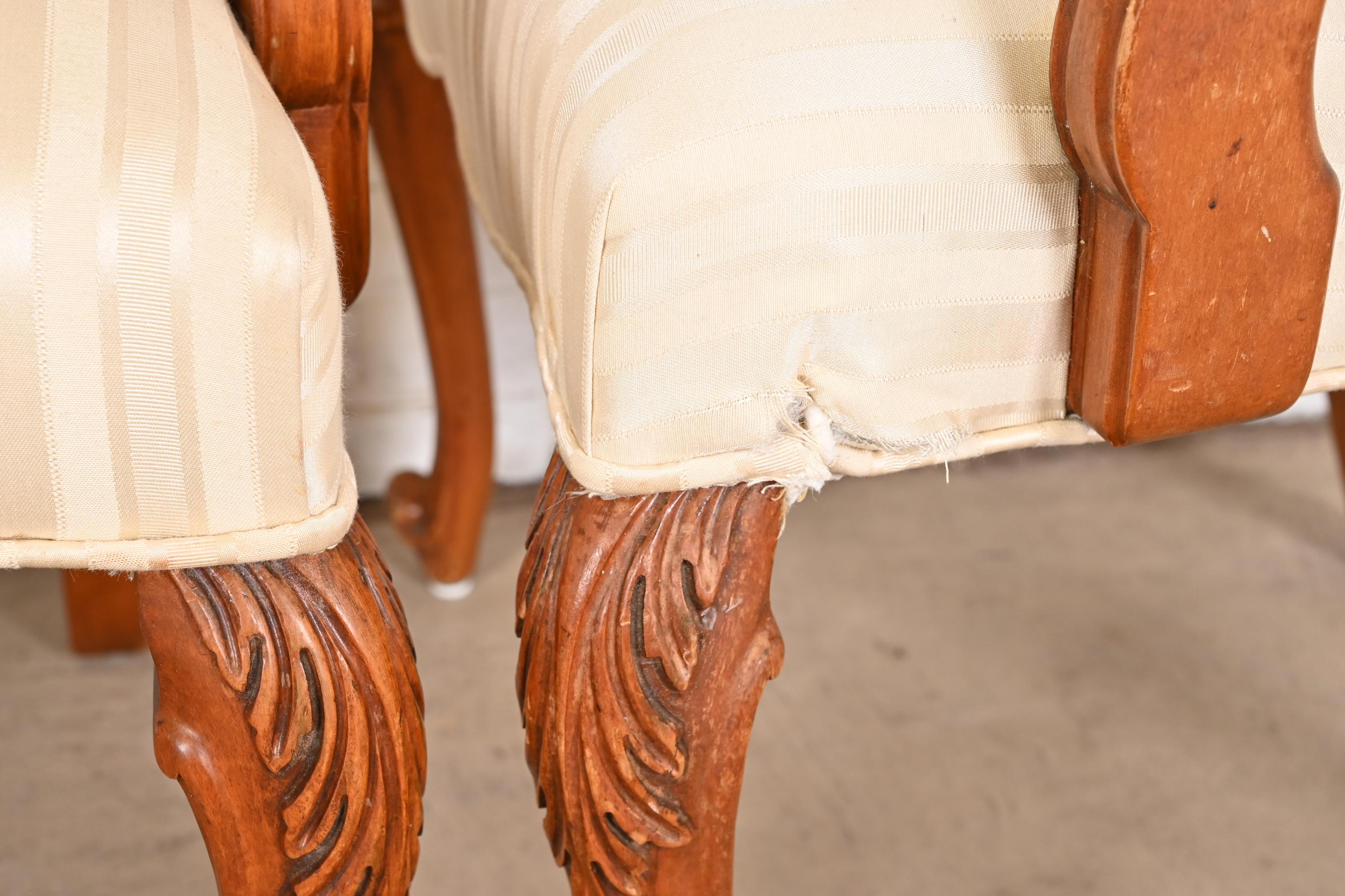 Paire de fauteuils provincial français Louis XV en bois de broussin en vente 4