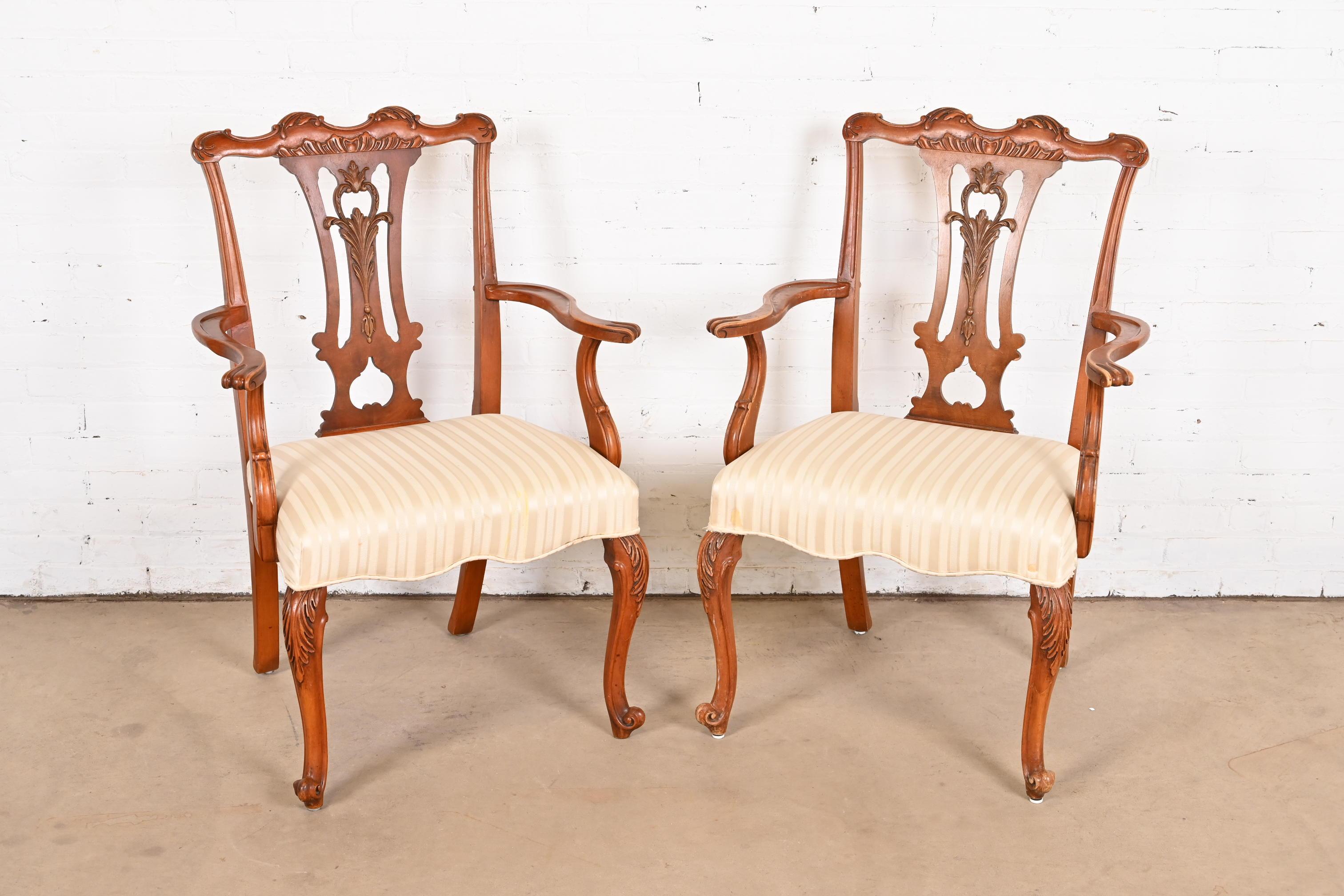 Magnifique paire de fauteuils de salle à manger de style provincial français Louis XV.

Par Romweber

États-Unis, vers 1920

Magnifique bois d'acacia exotique sculpté, avec sièges rembourrés.

Dimensions : 28 