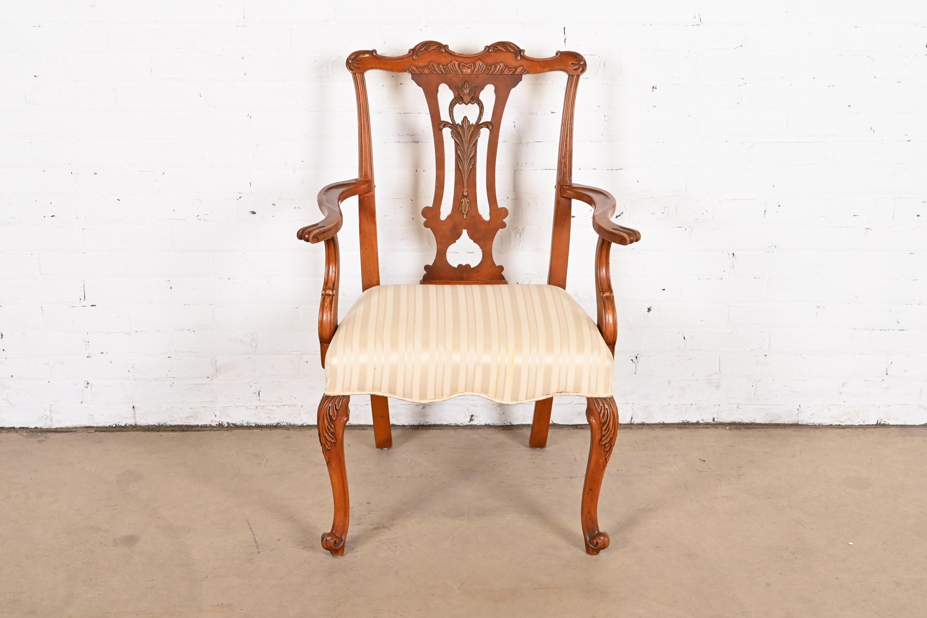 Américain Paire de fauteuils provincial français Louis XV en bois de broussin en vente